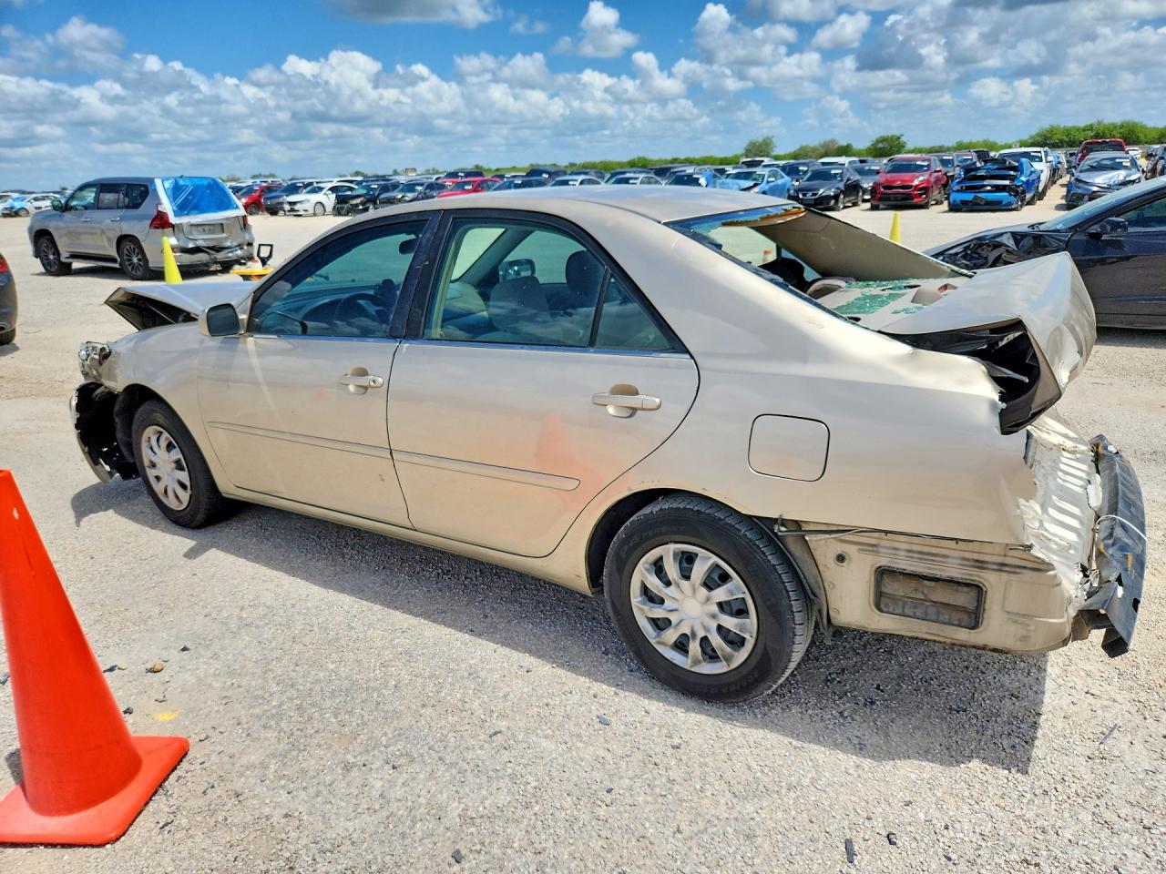2005 Toyota Camry Le Gold vin: 4T1BE32K05U073715