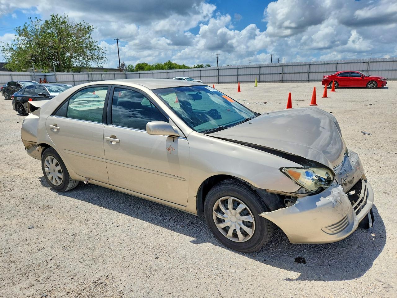 2005 Toyota Camry Le Gold vin: 4T1BE32K05U073715