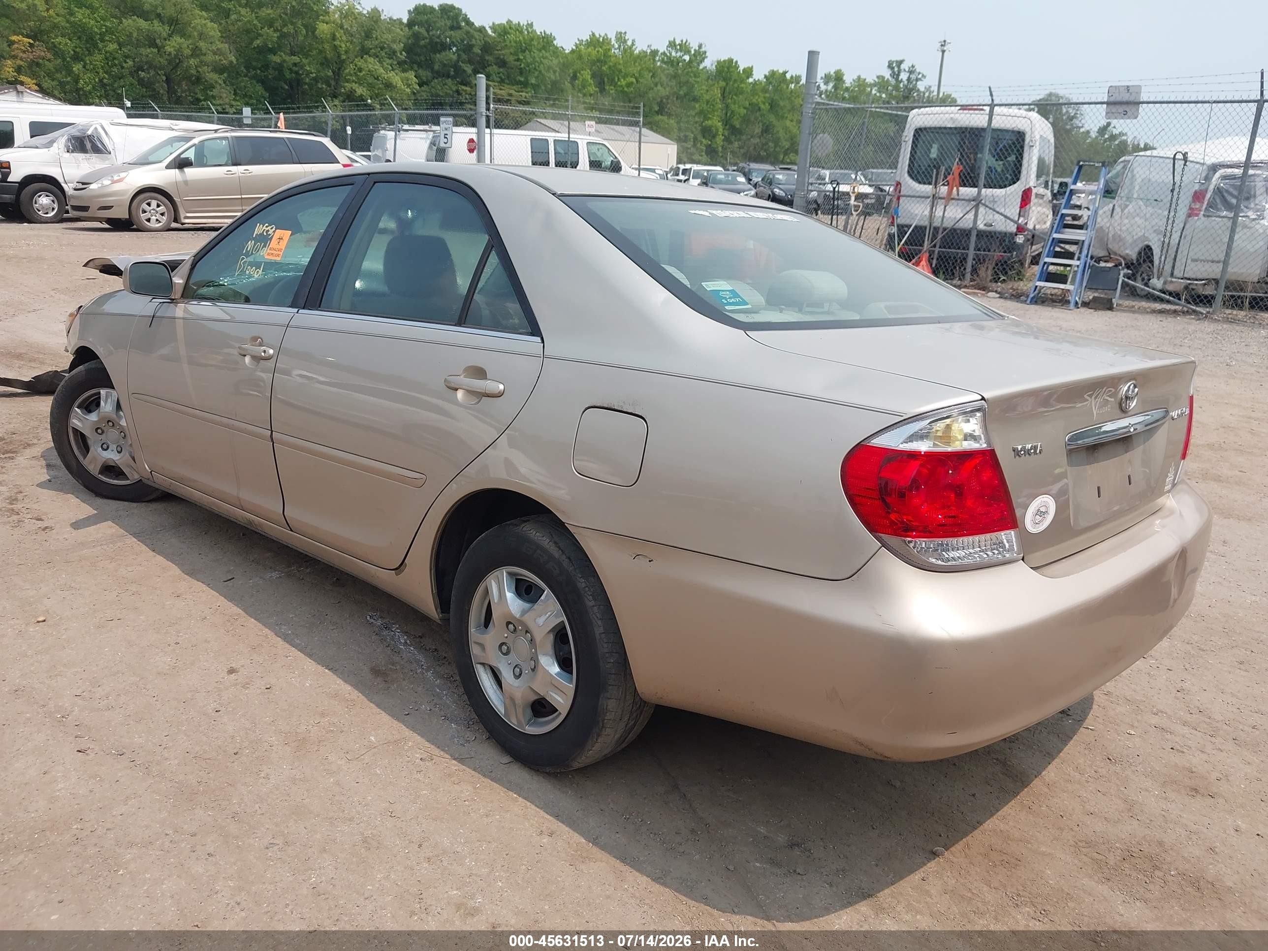 2005 Toyota Camry Le Gold vin: 4T1BE32K05U077375