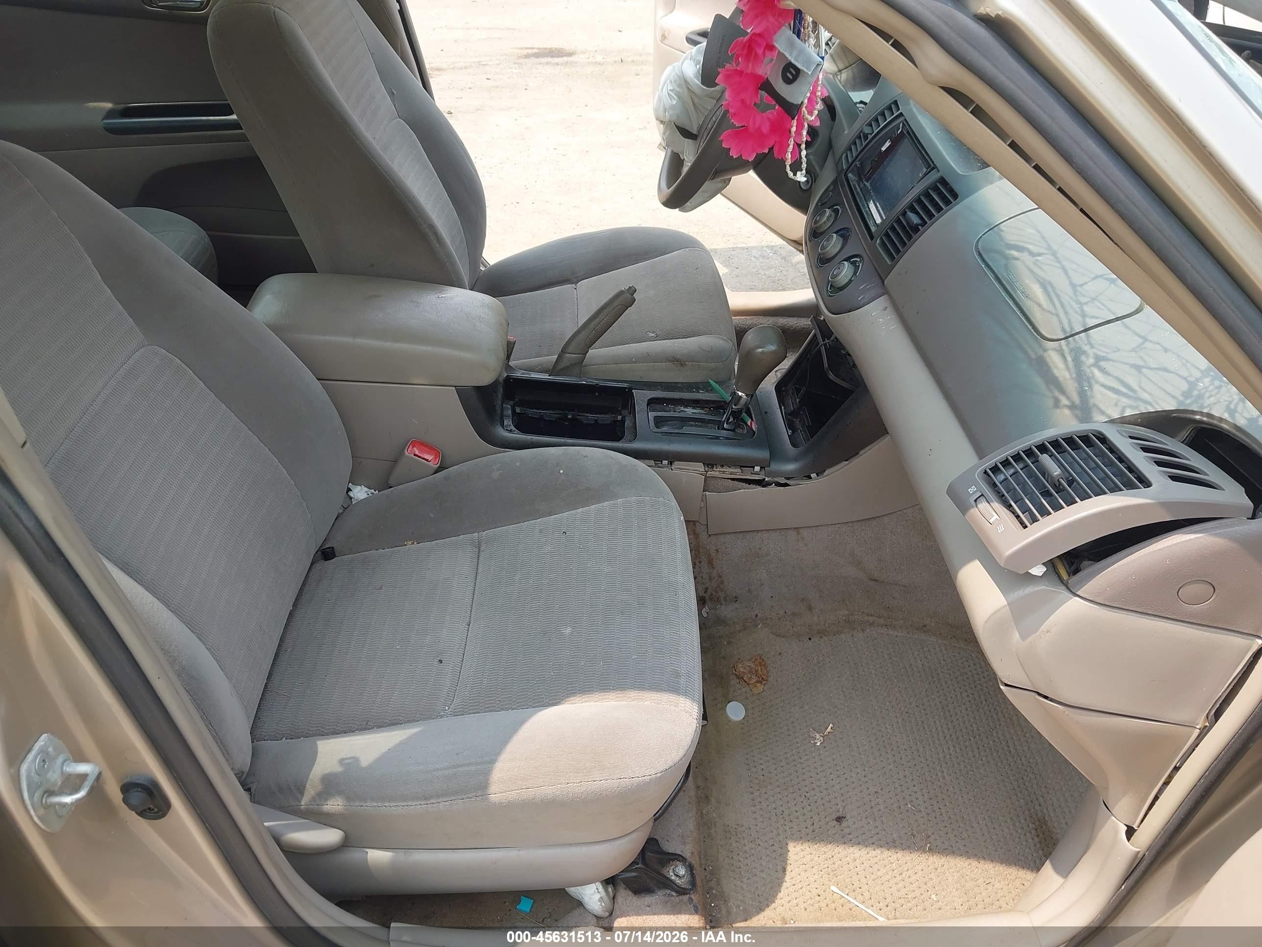2005 Toyota Camry Le Gold vin: 4T1BE32K05U077375