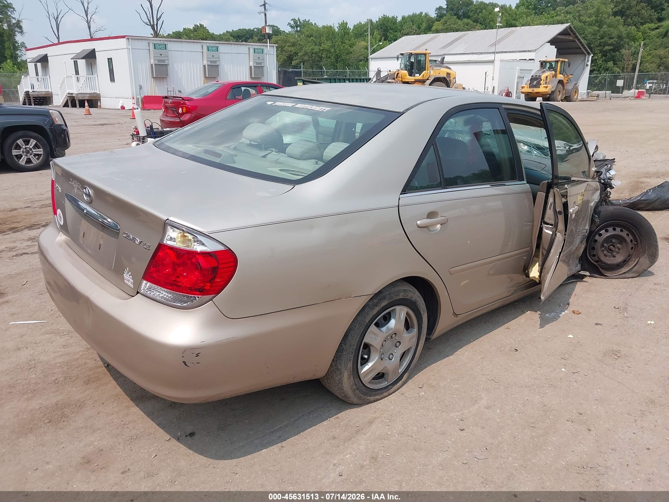 2005 Toyota Camry Le Gold vin: 4T1BE32K05U077375