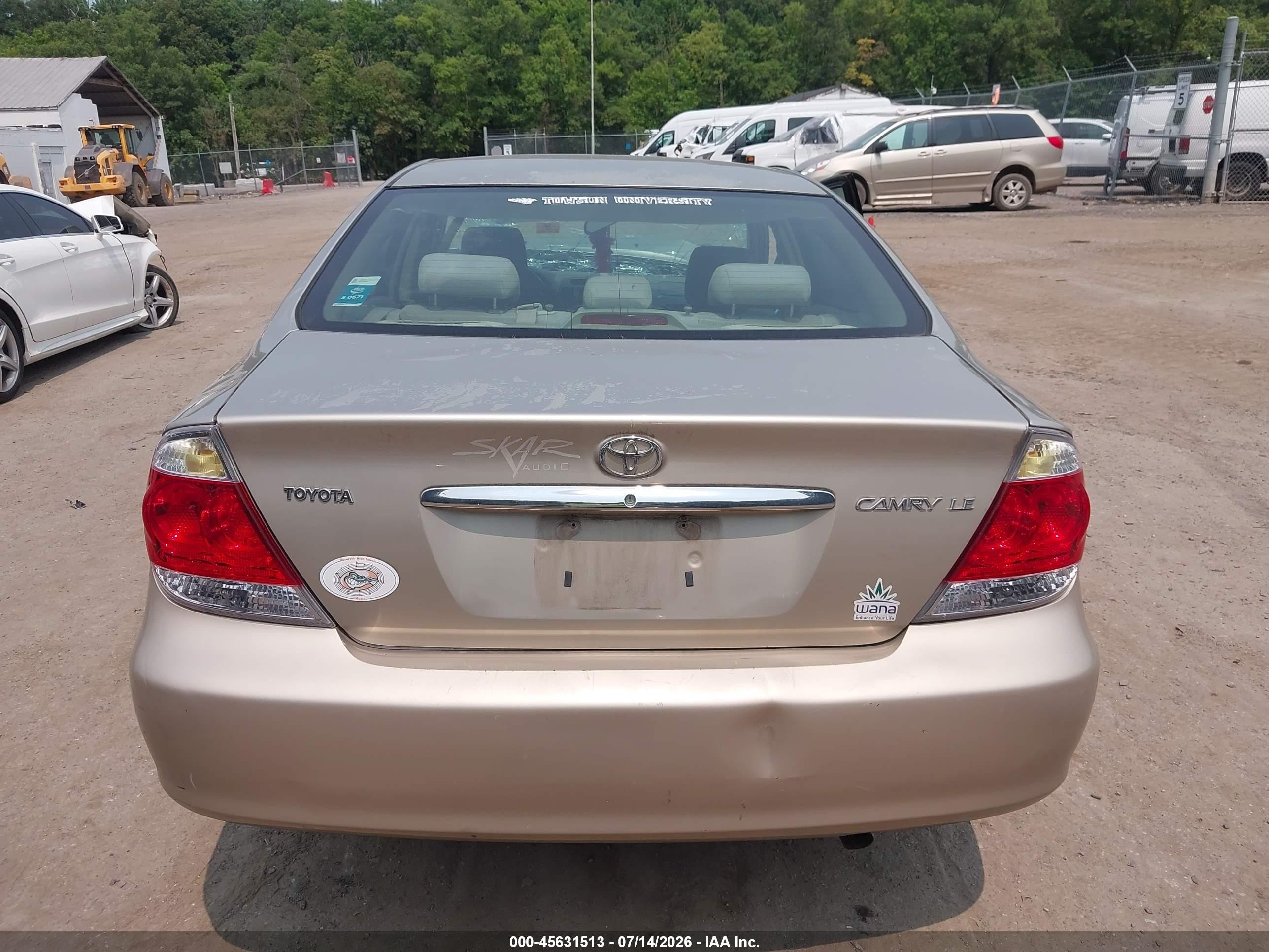 2005 Toyota Camry Le Gold vin: 4T1BE32K05U077375