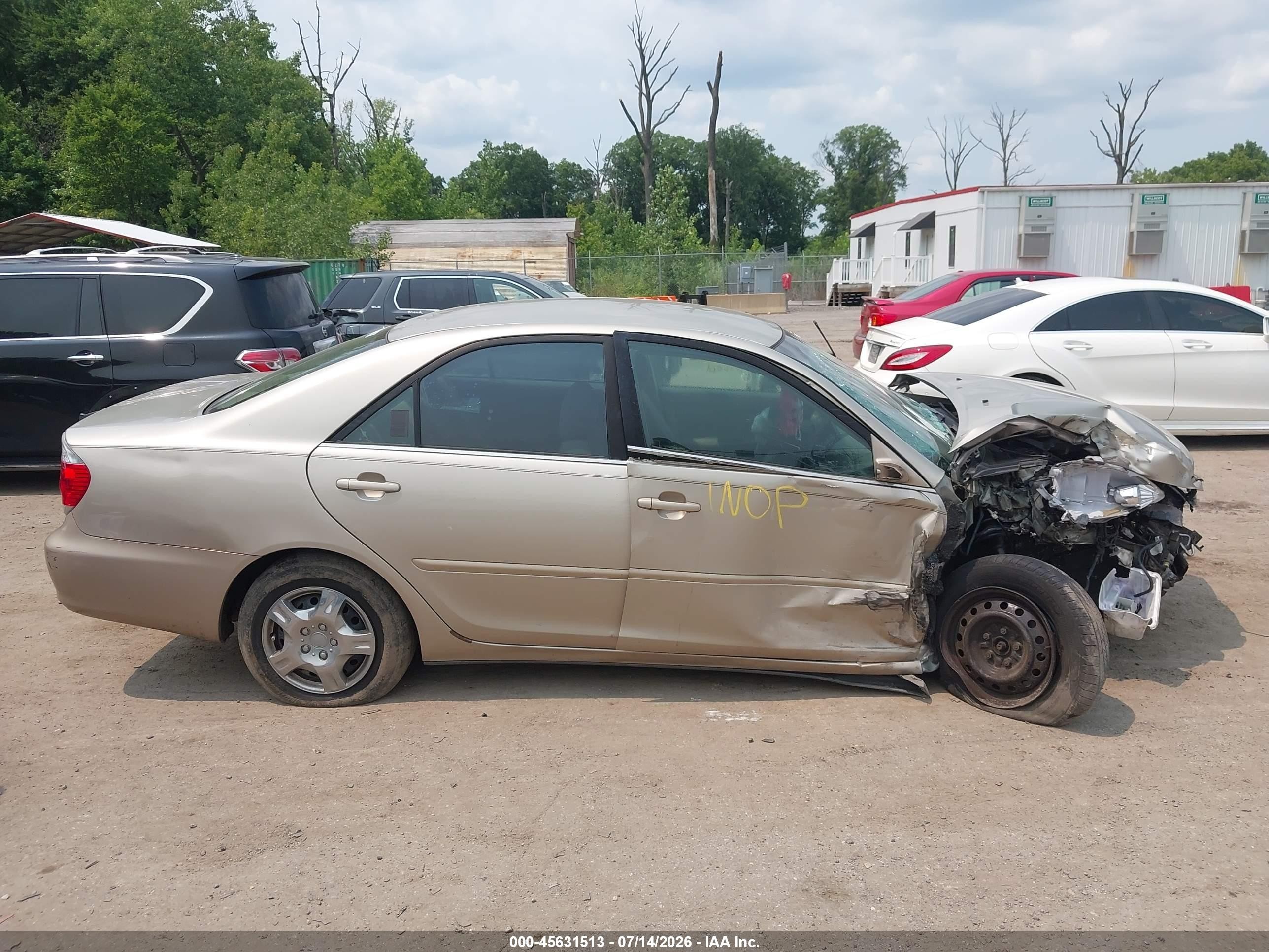 2005 Toyota Camry Le Gold vin: 4T1BE32K05U077375