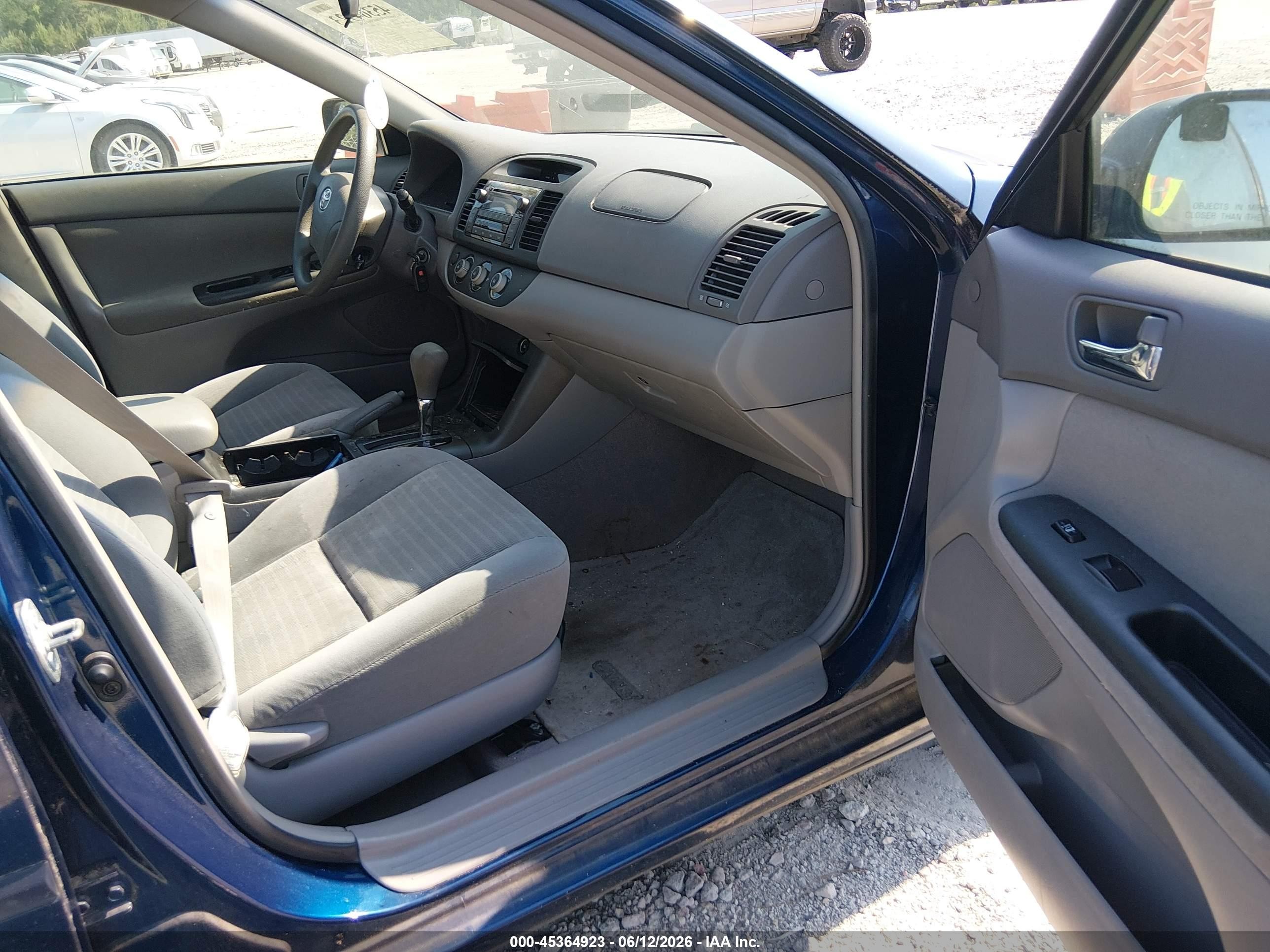 2005 Toyota Camry Le Blue vin: 4T1BE32K05U079031