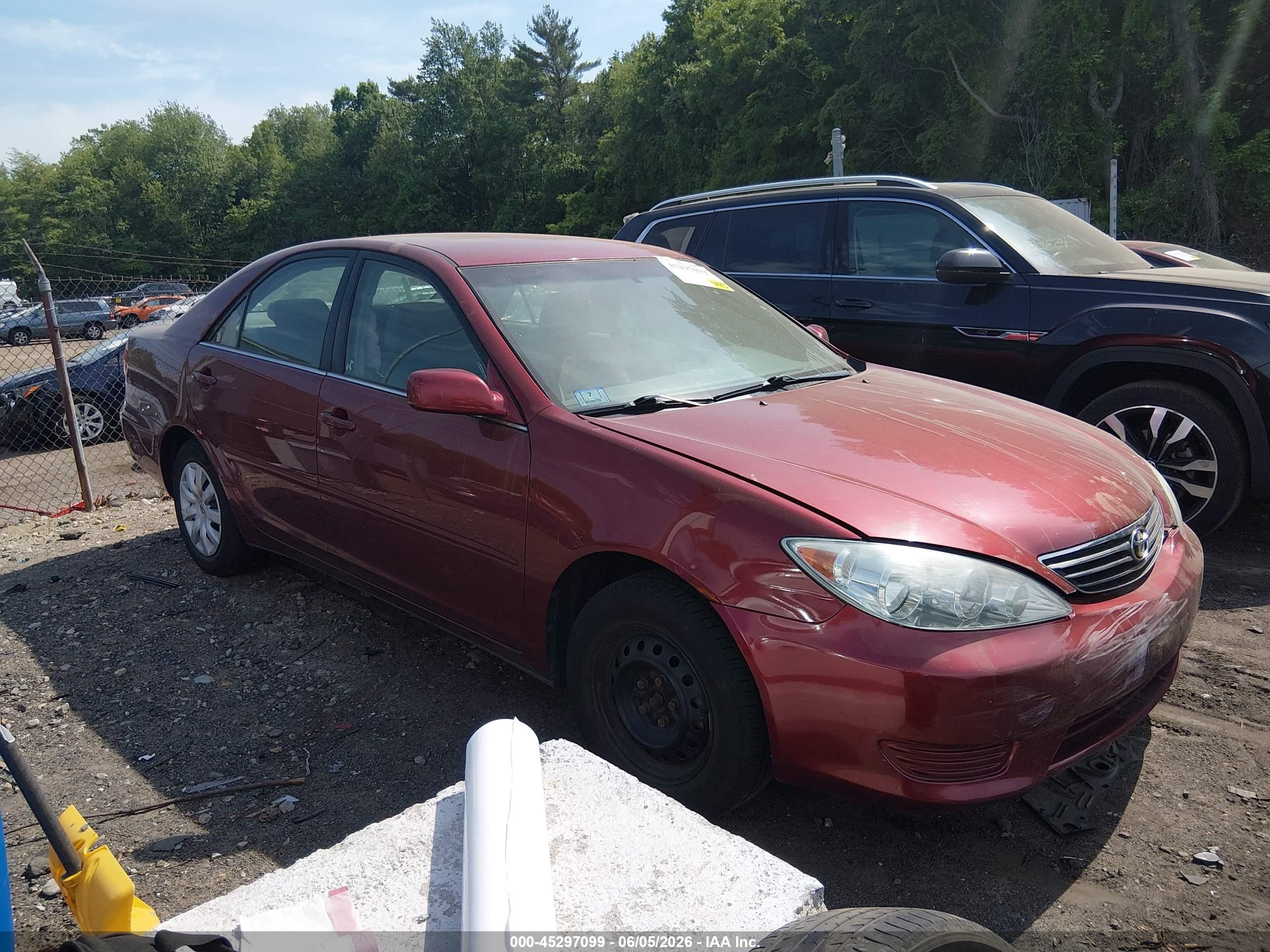 2005 Toyota Camry Le Red vin: 4T1BE32K05U407788