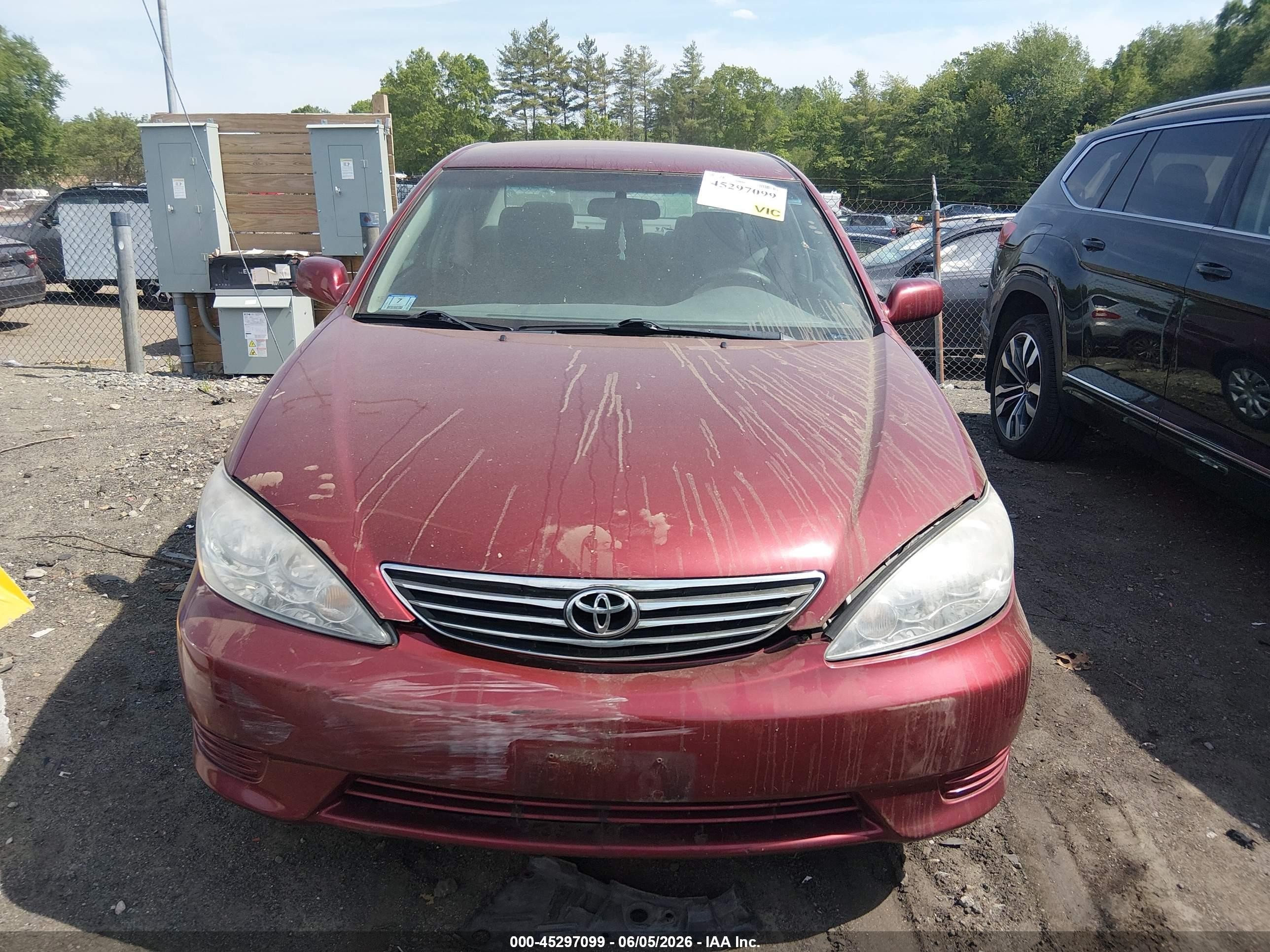 2005 Toyota Camry Le Red vin: 4T1BE32K05U407788