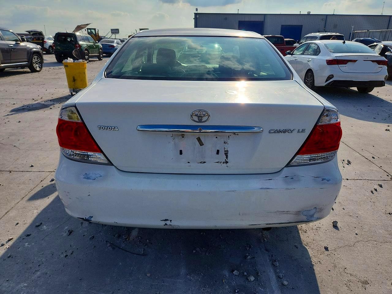 2005 Toyota Camry Le White vin: 4T1BE32K05U429726