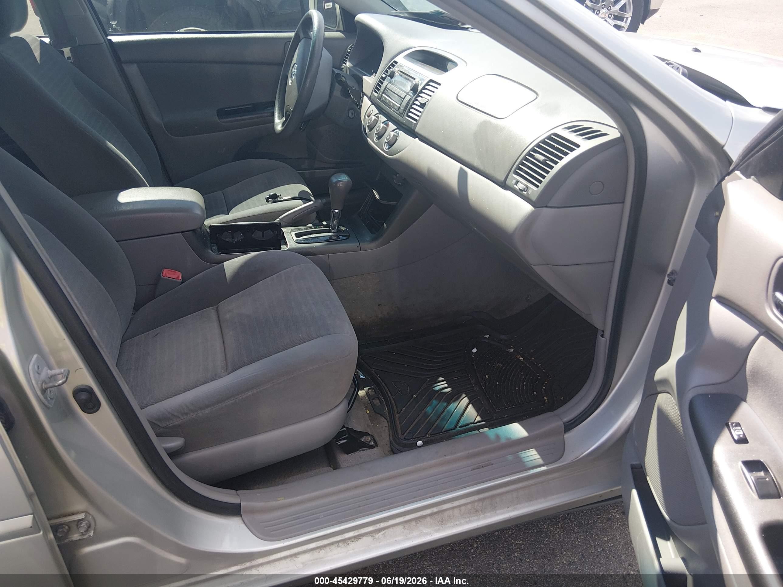 2005 Toyota Camry Le Silver vin: 4T1BE32K05U576001