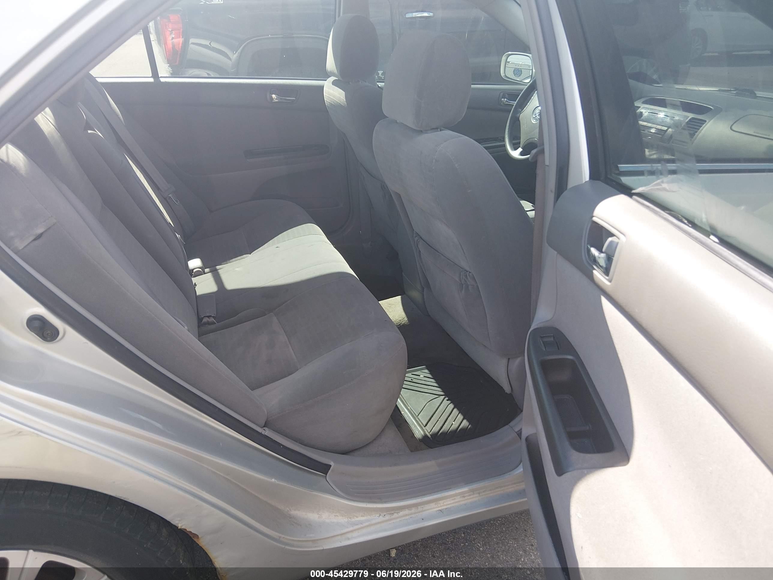 2005 Toyota Camry Le Silver vin: 4T1BE32K05U576001