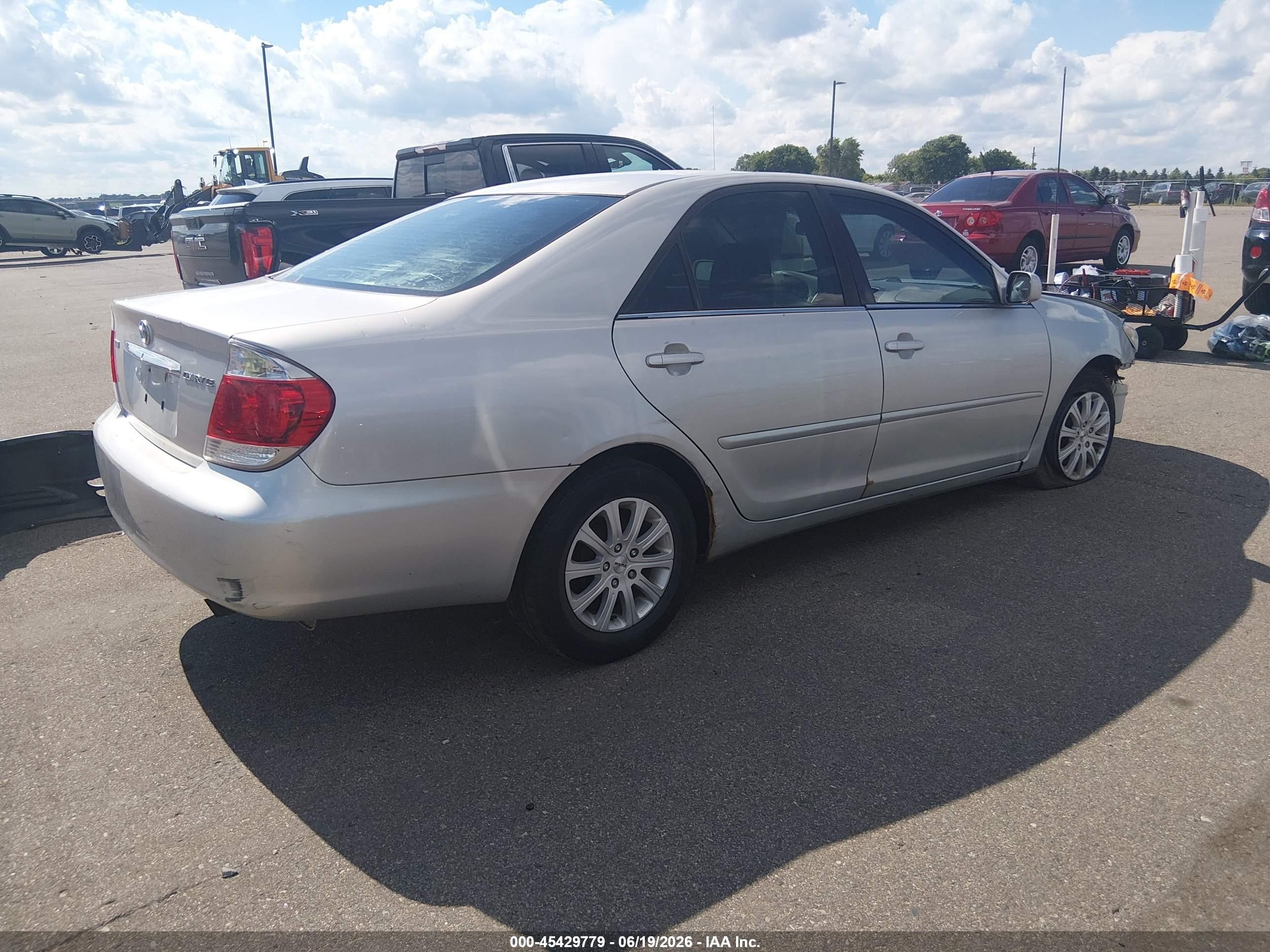 2005 Toyota Camry Le Silver vin: 4T1BE32K05U576001