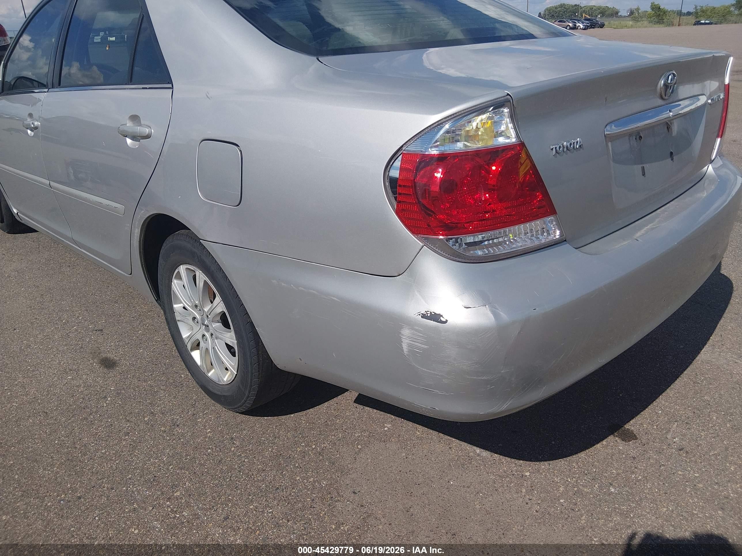 2005 Toyota Camry Le Silver vin: 4T1BE32K05U576001