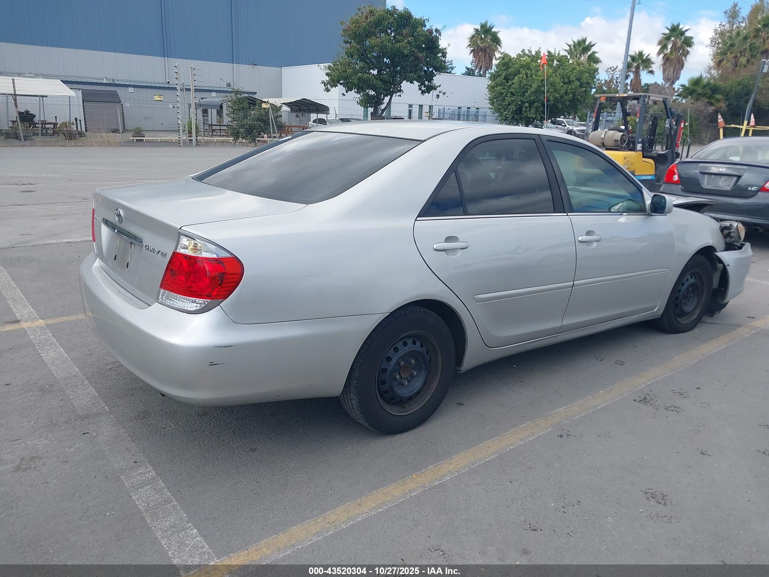 2005 Toyota Camry Le Silver vin: 4T1BE32K05U588505