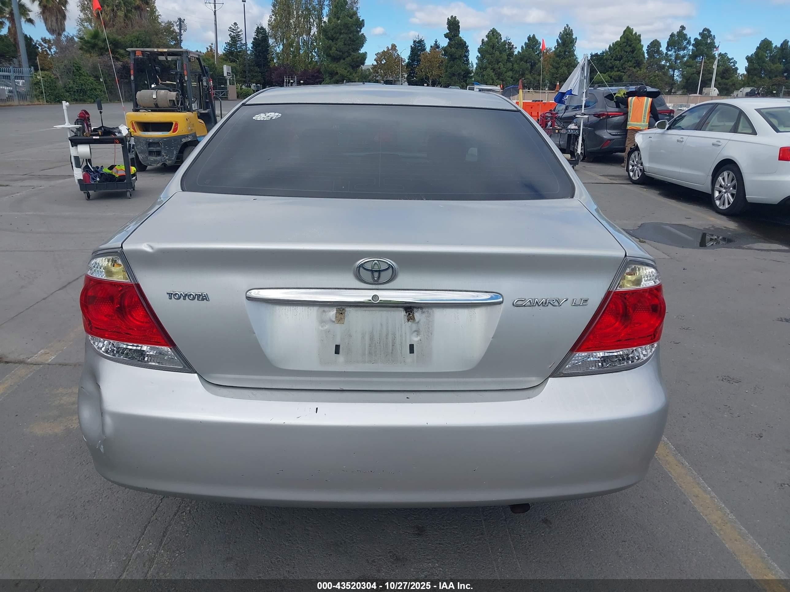 2005 Toyota Camry Le Silver vin: 4T1BE32K05U588505