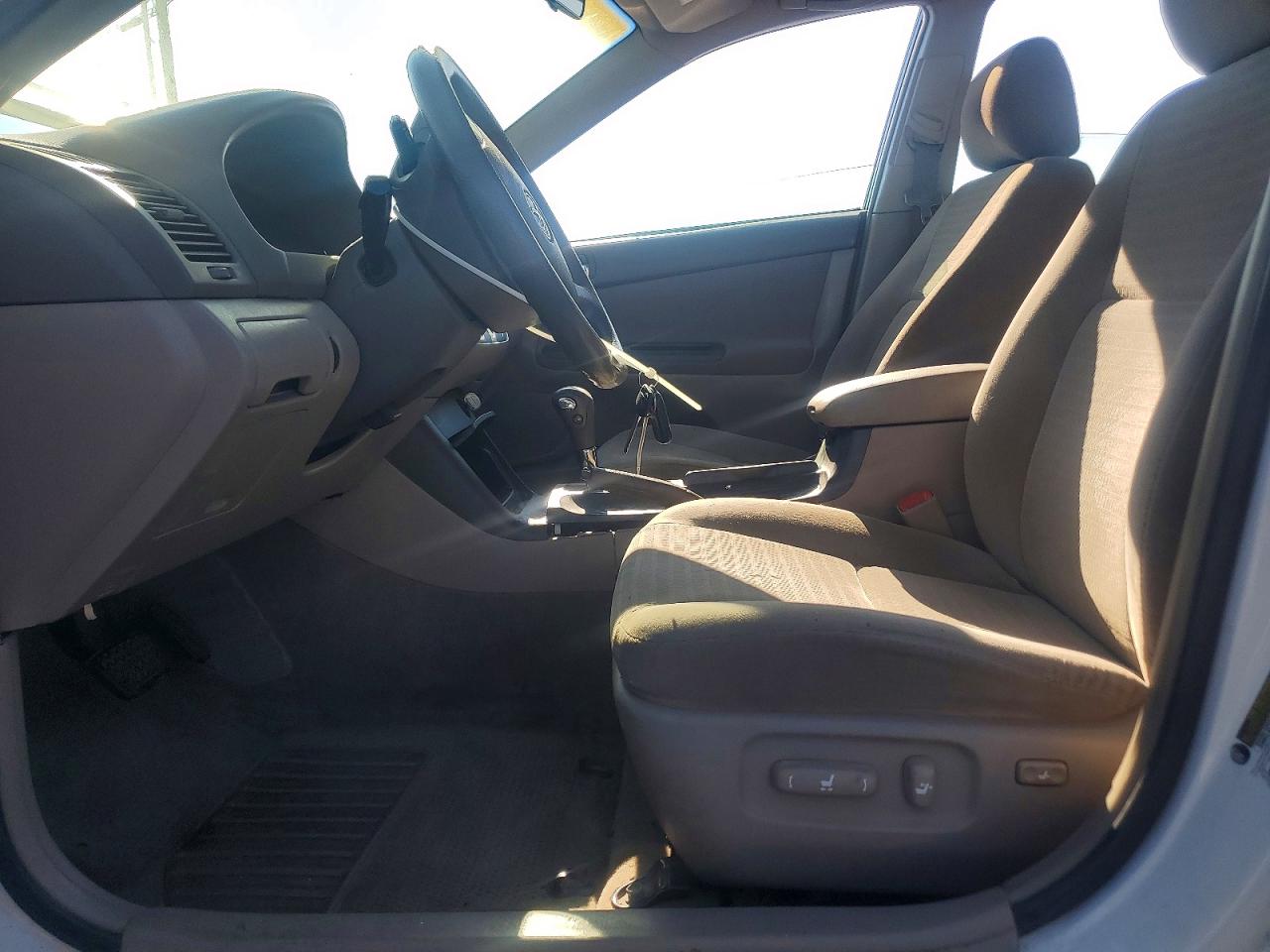 2005 Toyota Camry Le White vin: 4T1BE32K05U637007