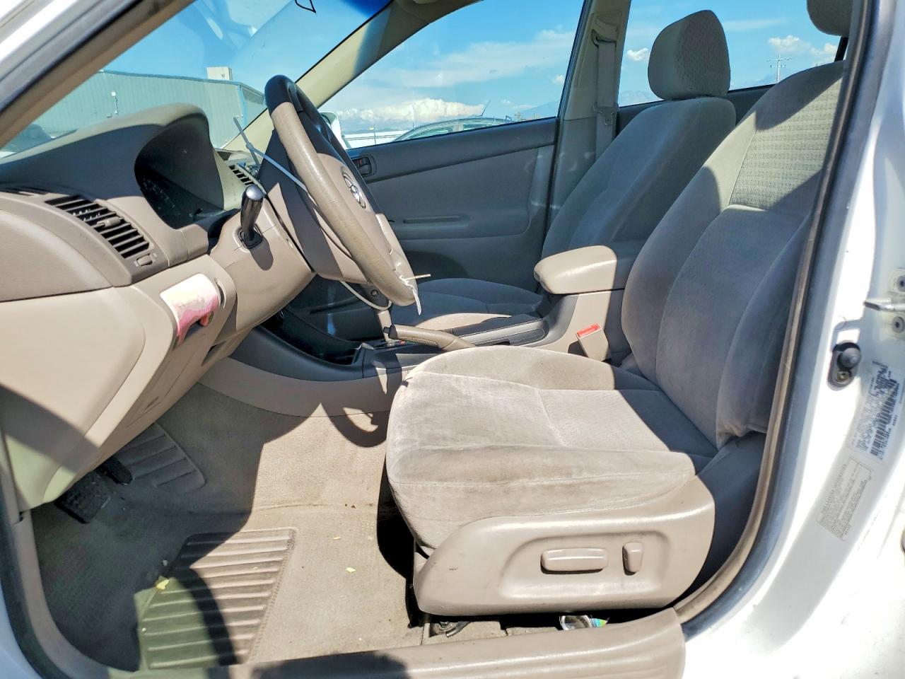 2002 Toyota Camry Le White vin: 4T1BE32K12U083519