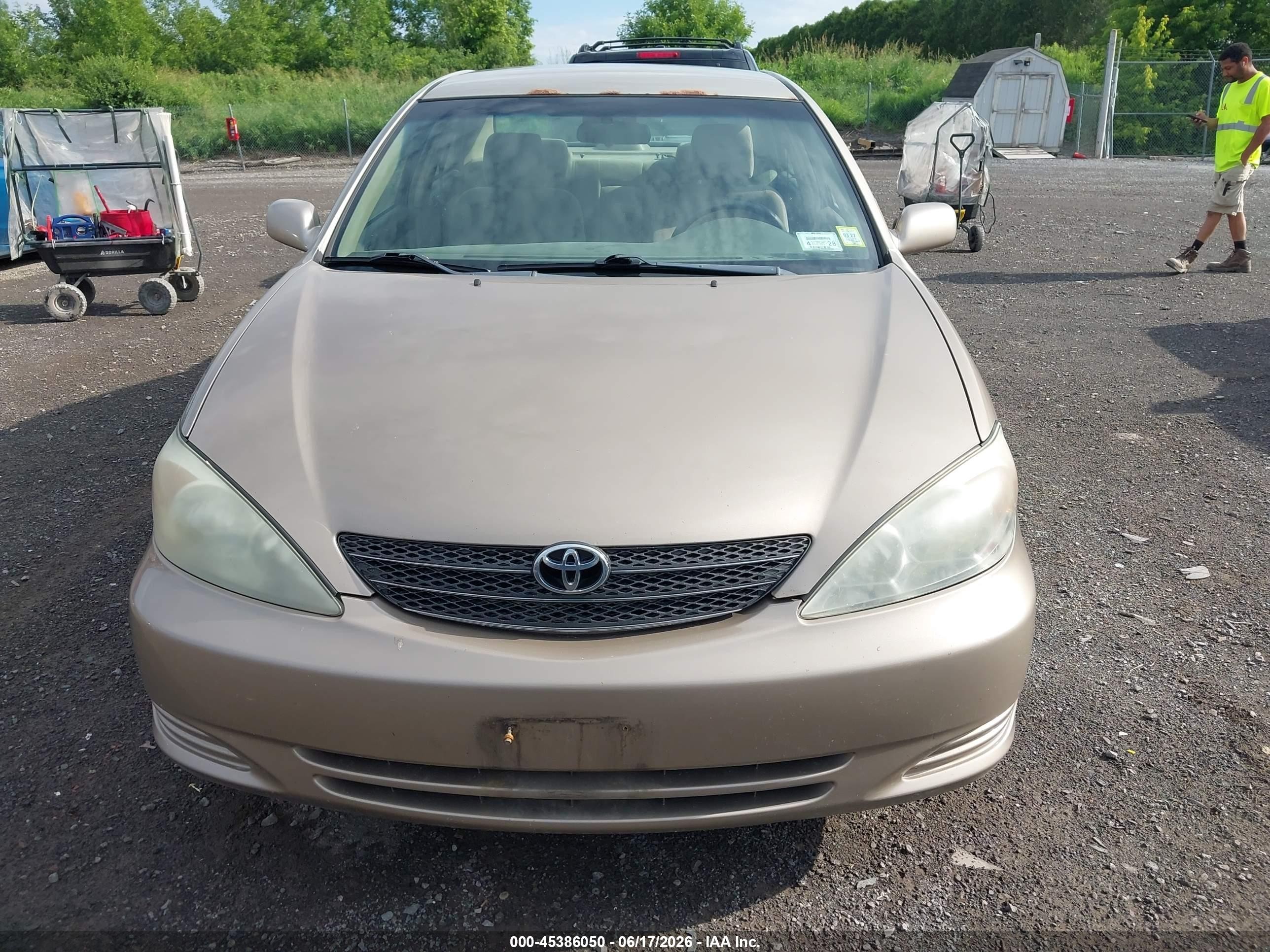 2004 Toyota Camry Le Gold vin: 4T1BE32K14U352296