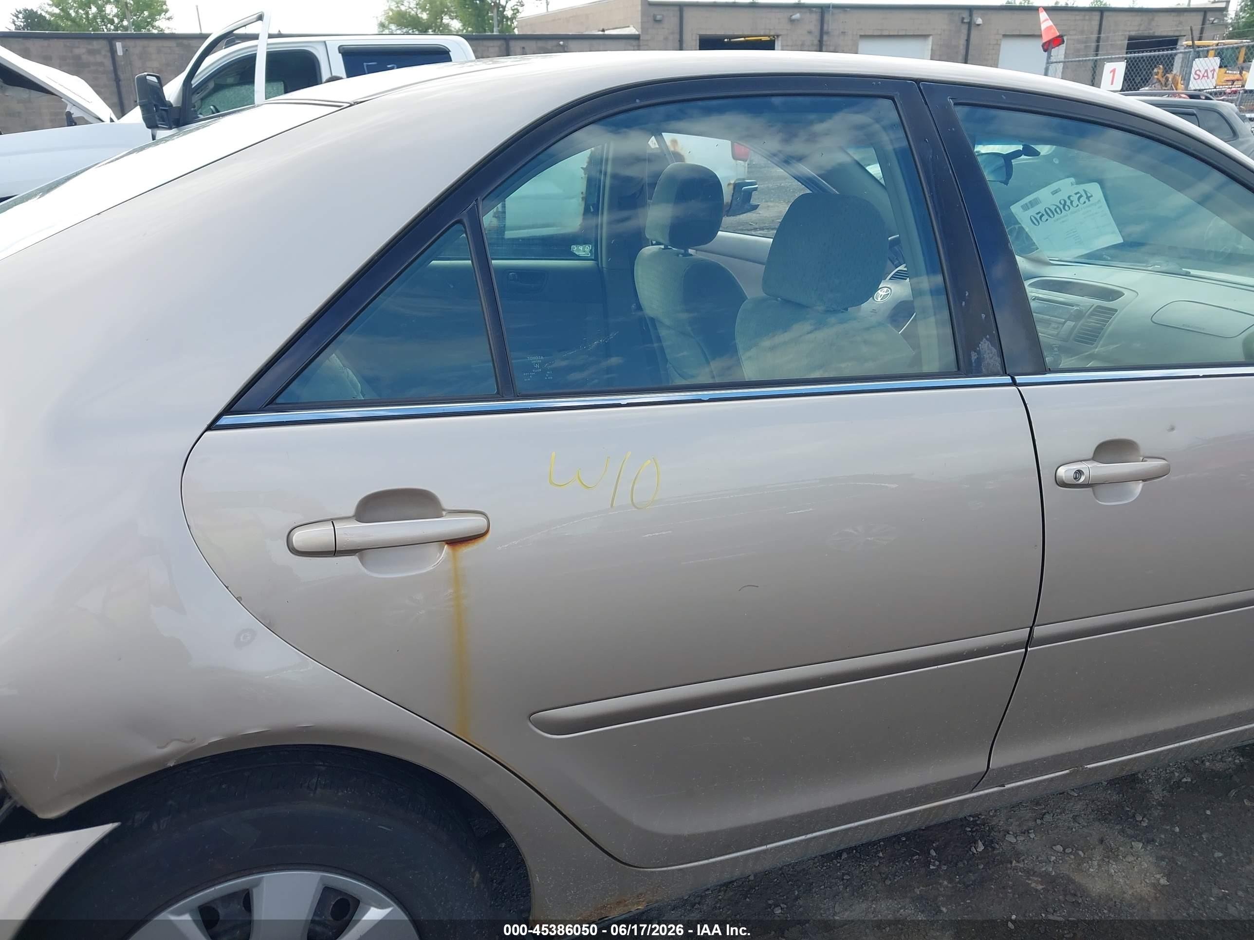 2004 Toyota Camry Le Gold vin: 4T1BE32K14U352296
