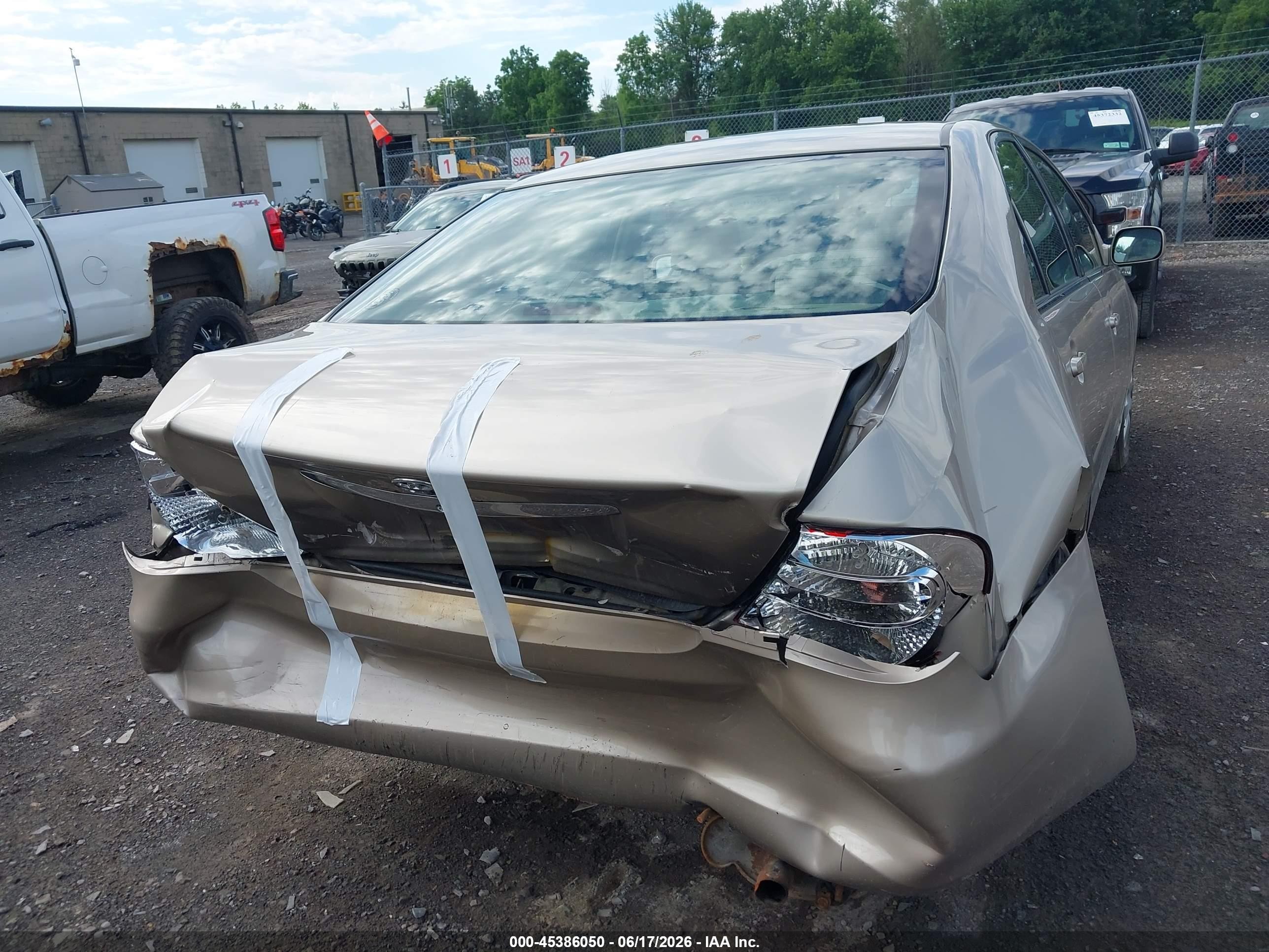 2004 Toyota Camry Le Gold vin: 4T1BE32K14U352296
