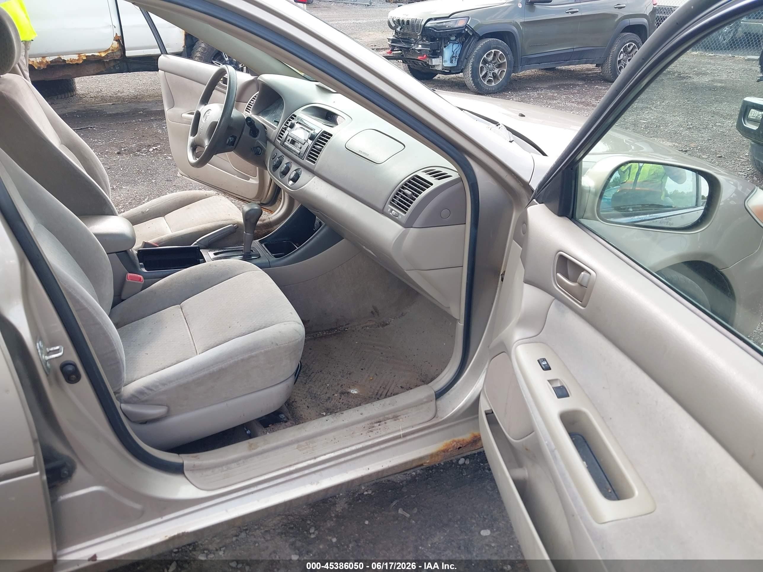 2004 Toyota Camry Le Gold vin: 4T1BE32K14U352296
