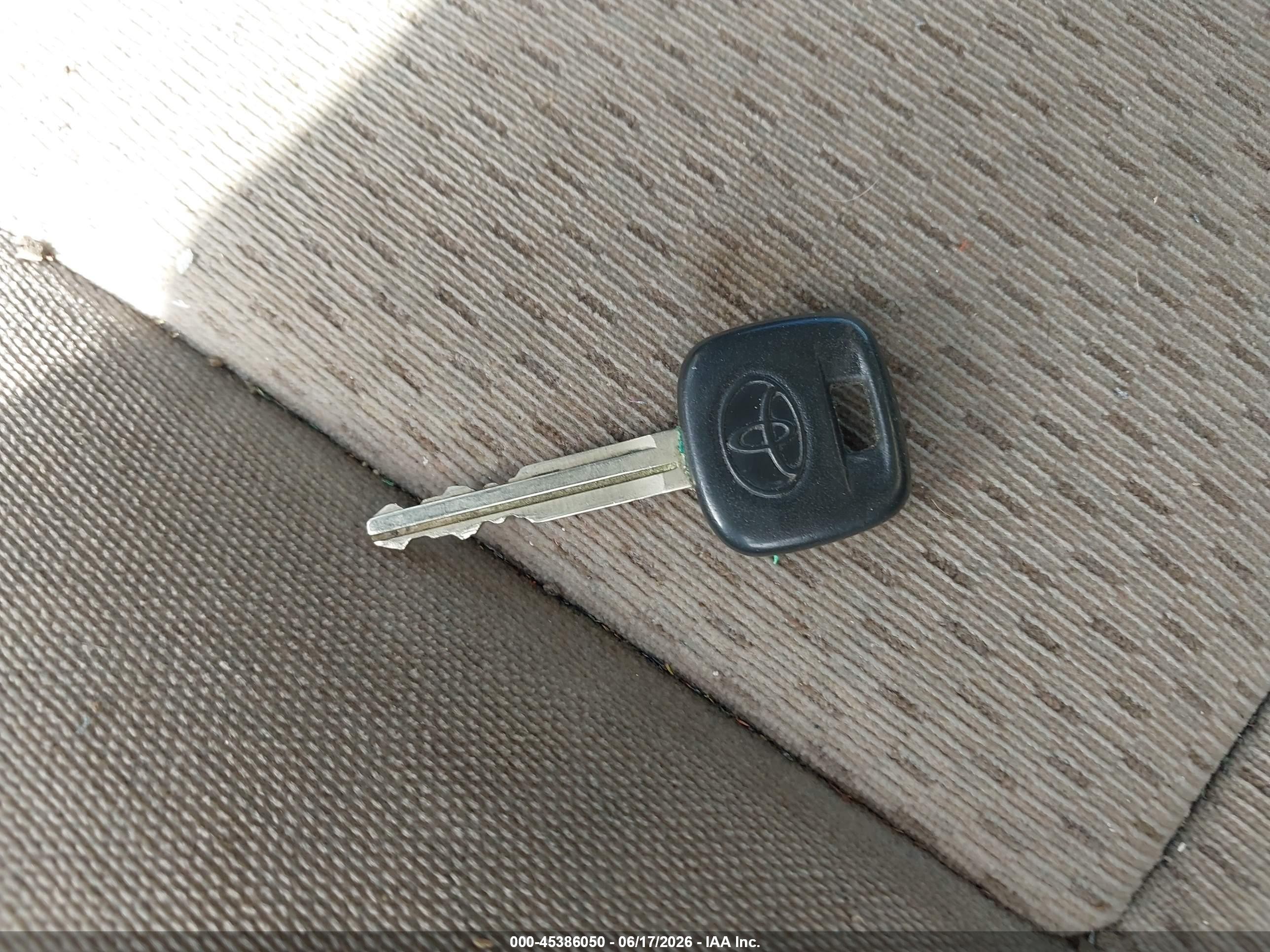 2004 Toyota Camry Le Gold vin: 4T1BE32K14U352296