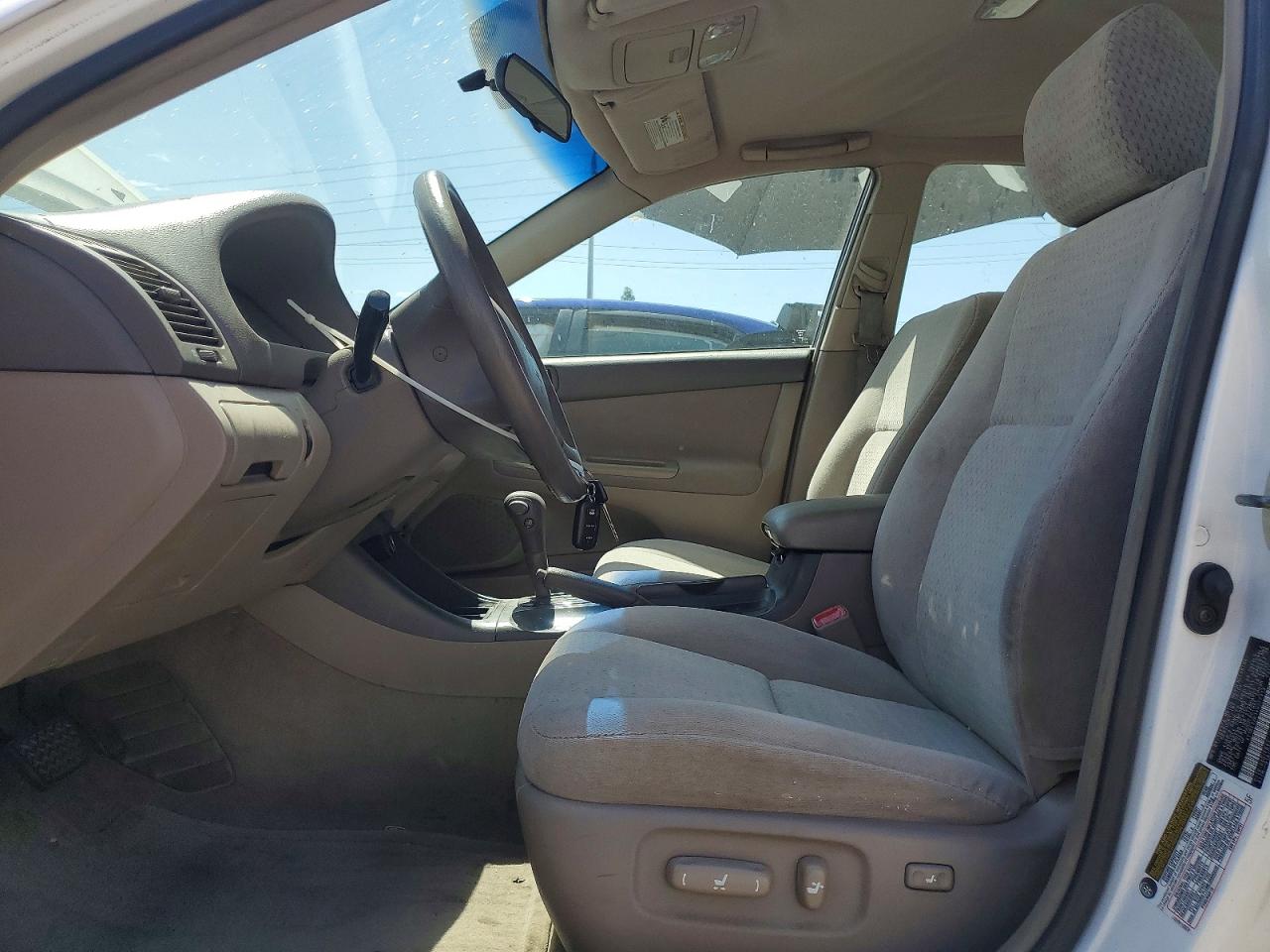 2004 Toyota Camry Le White vin: 4T1BE32K14U377313