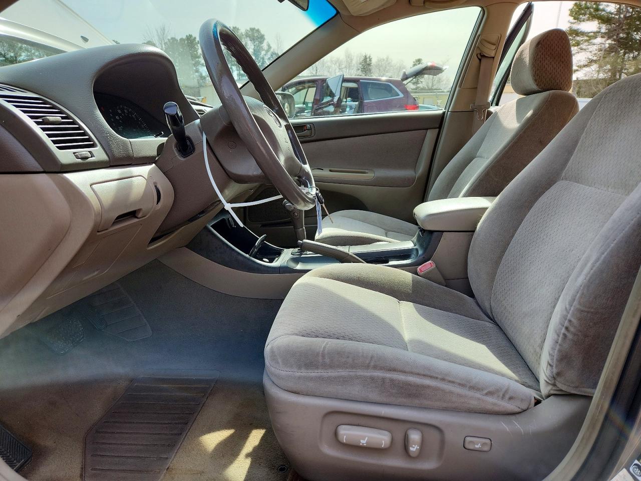 2004 Toyota Camry Le Silver vin: 4T1BE32K14U809768