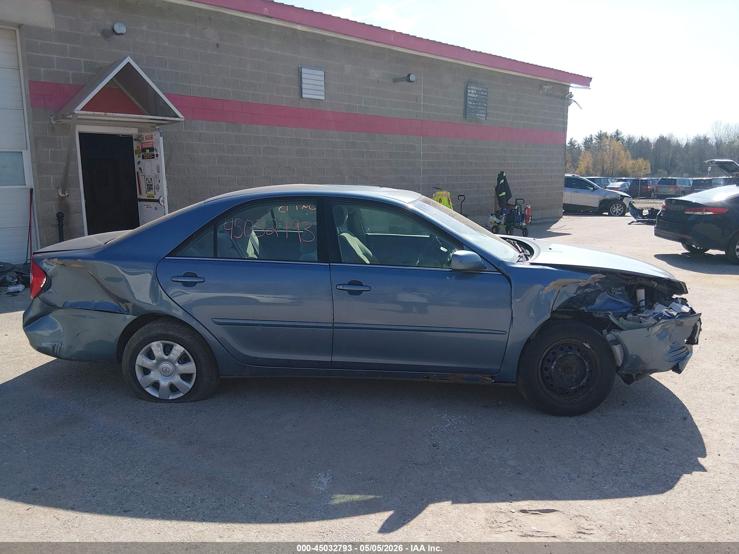 2004 Toyota Camry Le Blue vin: 4T1BE32K14U842429
