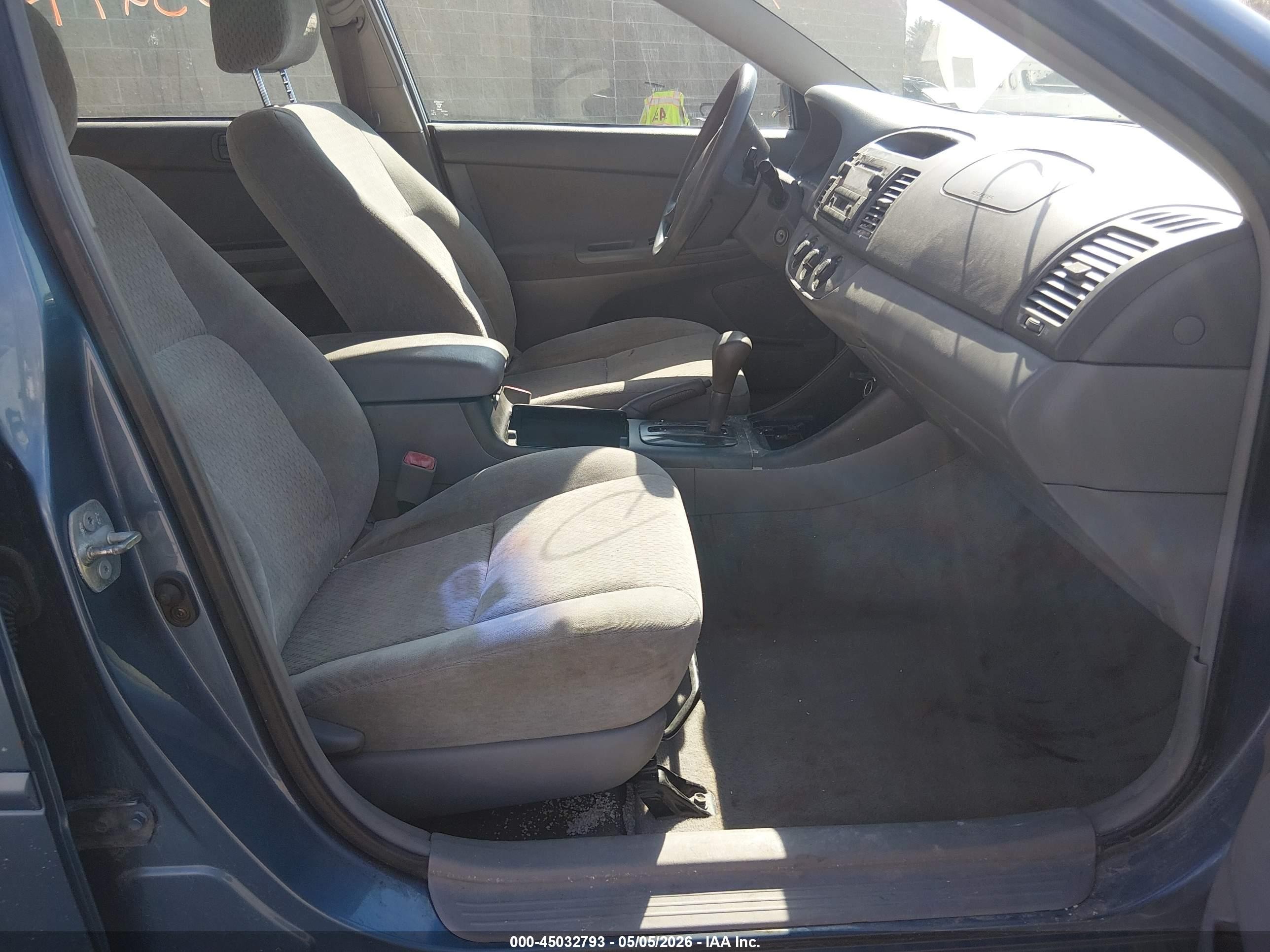 2004 Toyota Camry Le Blue vin: 4T1BE32K14U842429