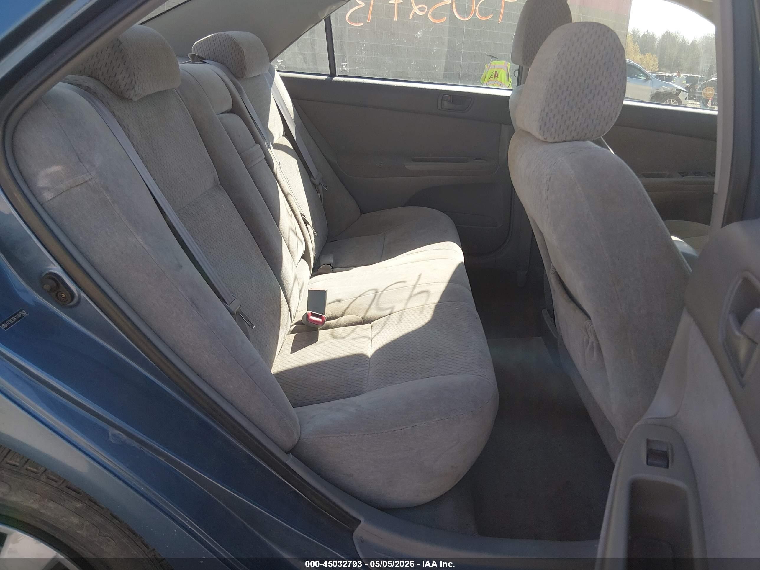 2004 Toyota Camry Le Blue vin: 4T1BE32K14U842429
