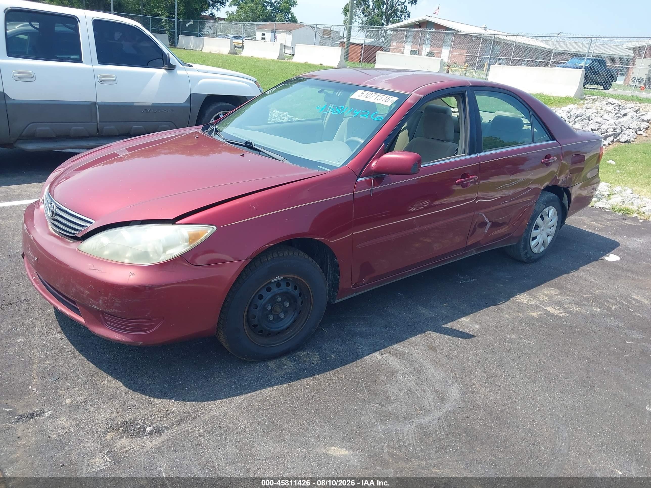2005 Toyota Camry Le Red vin: 4T1BE32K15U044207