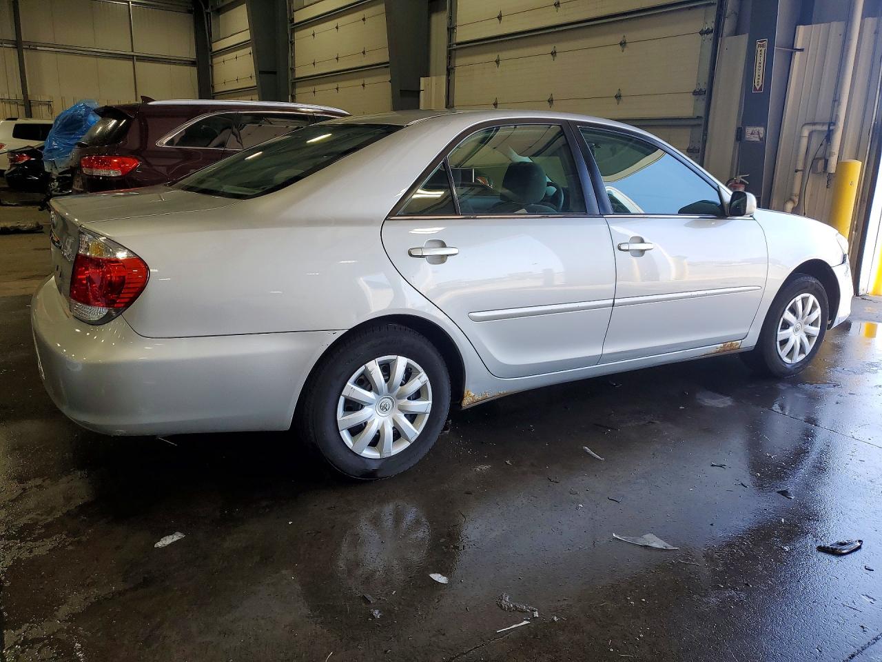 2005 Toyota Camry Le Silver vin: 4T1BE32K15U084898