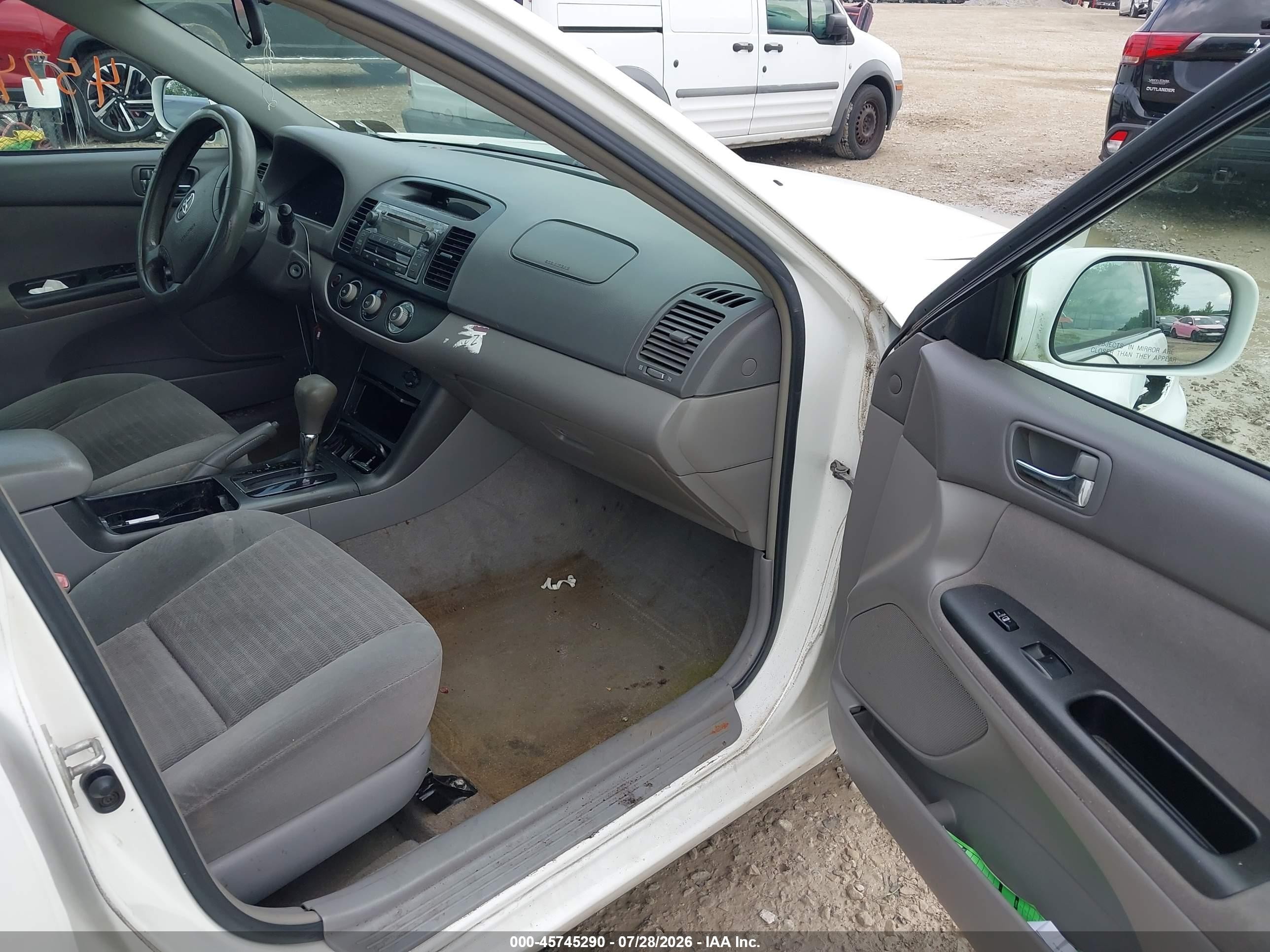 2005 Toyota Camry Le White vin: 4T1BE32K15U568019