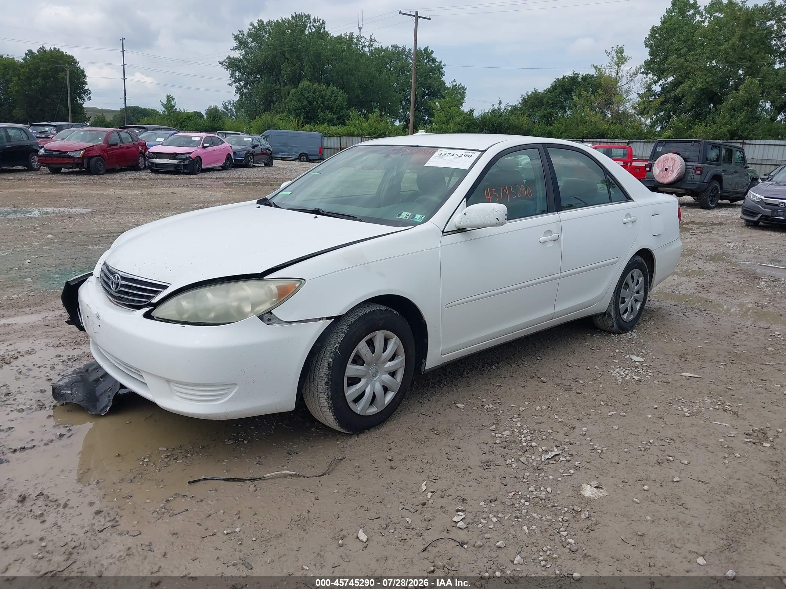 2005 Toyota Camry Le White vin: 4T1BE32K15U568019