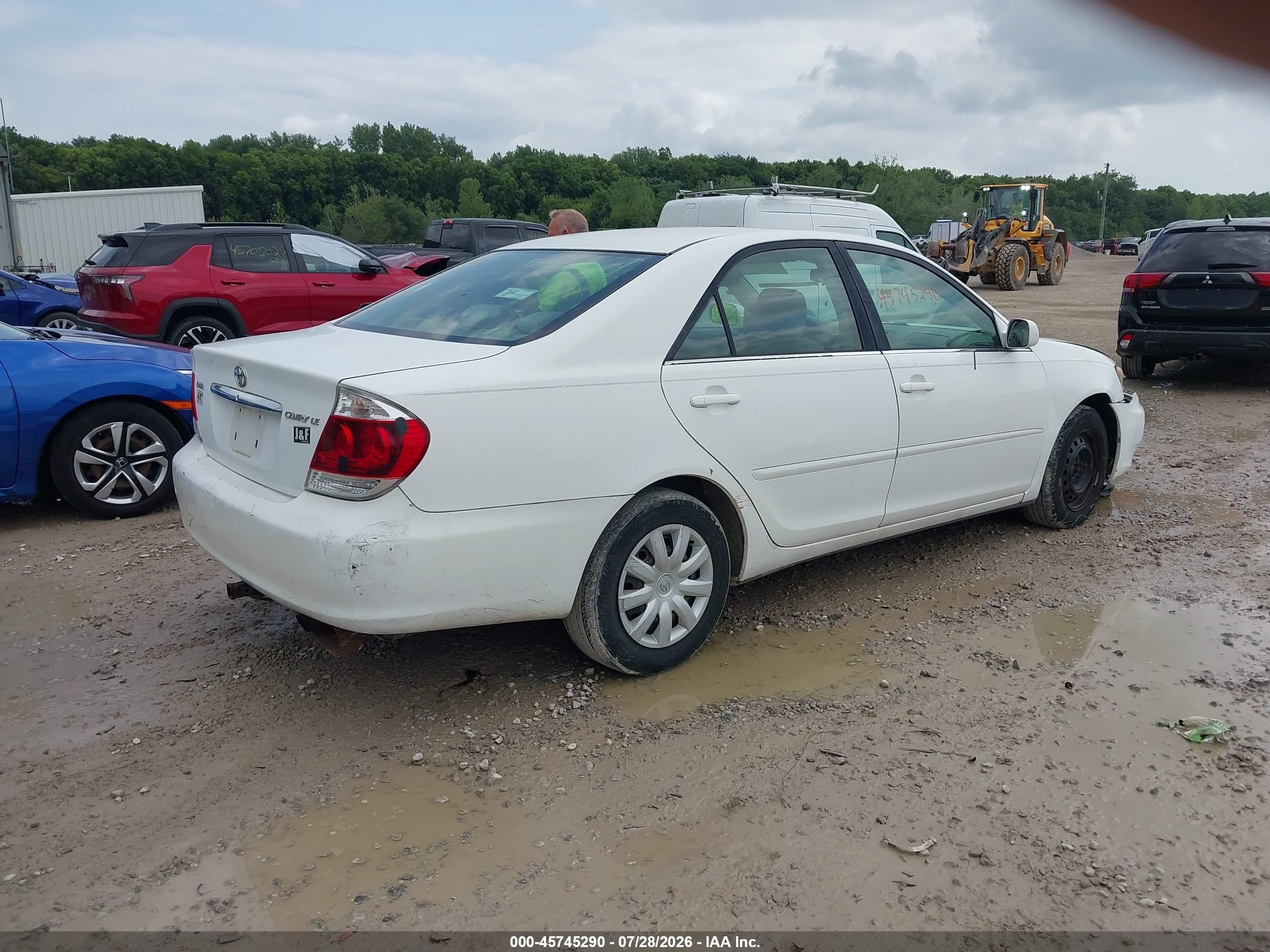 2005 Toyota Camry Le White vin: 4T1BE32K15U568019