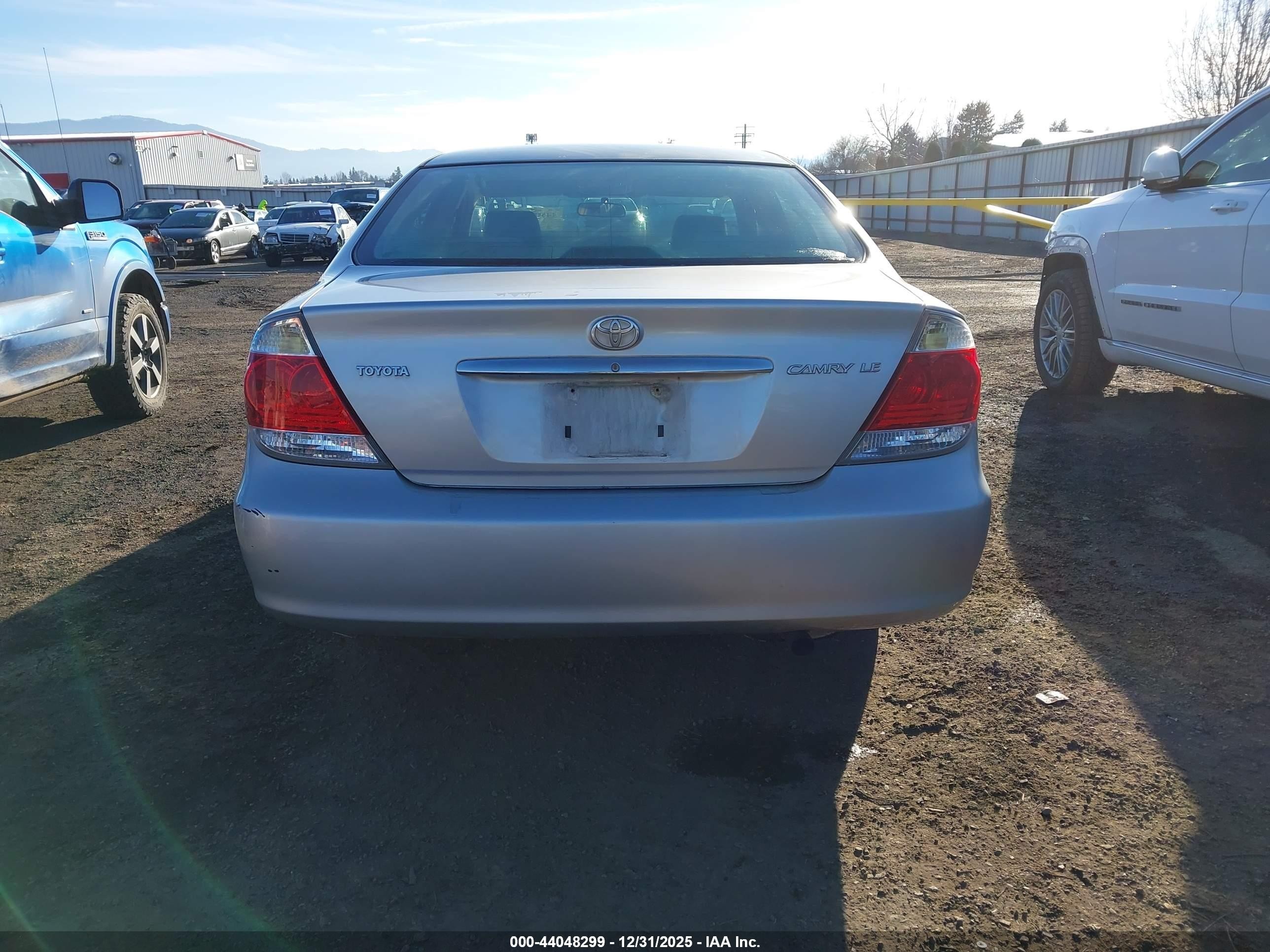 2005 Toyota Camry Le Silver vin: 4T1BE32K15U591283