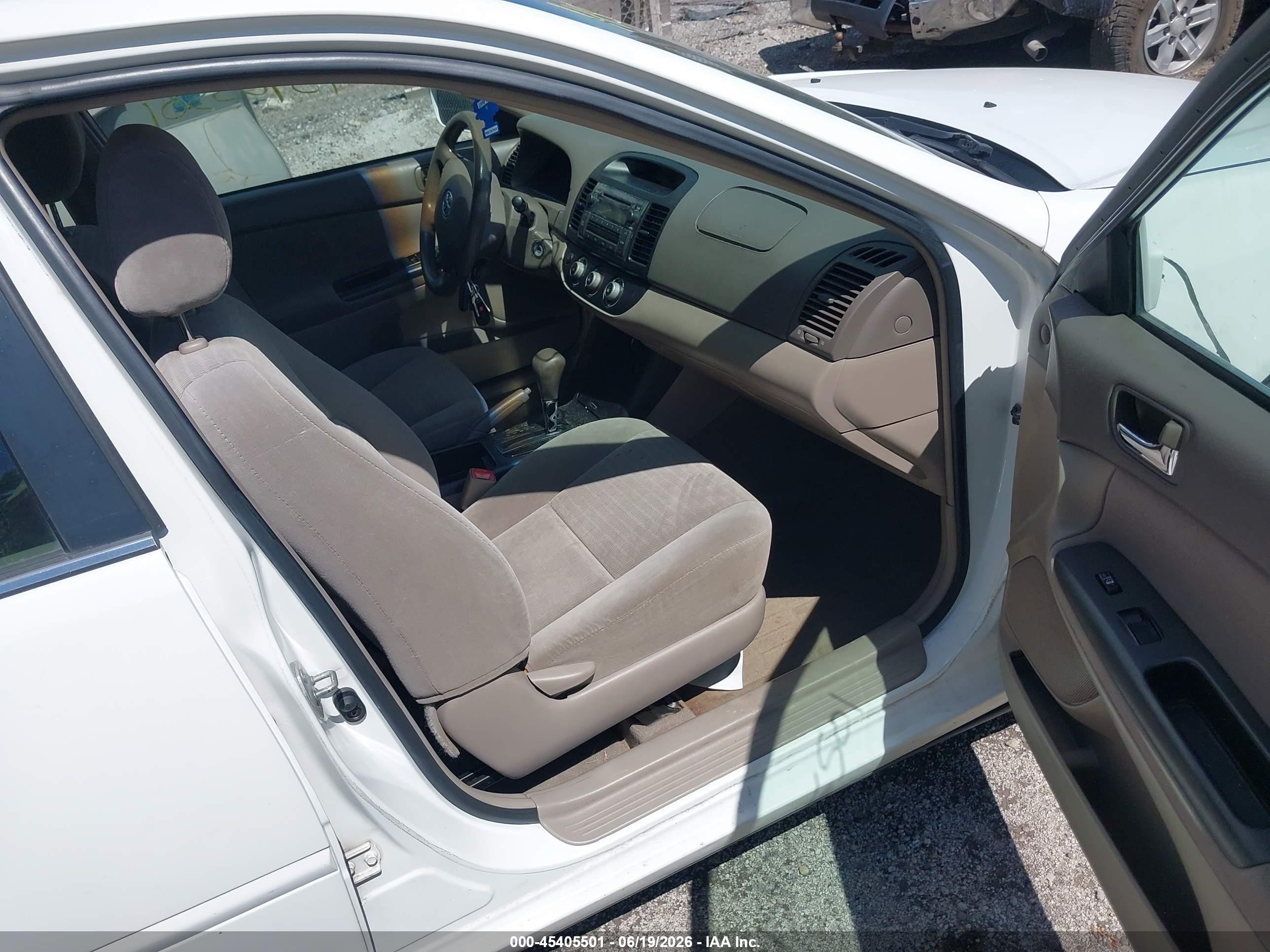 2005 Toyota Camry Le White vin: 4T1BE32K15U619082
