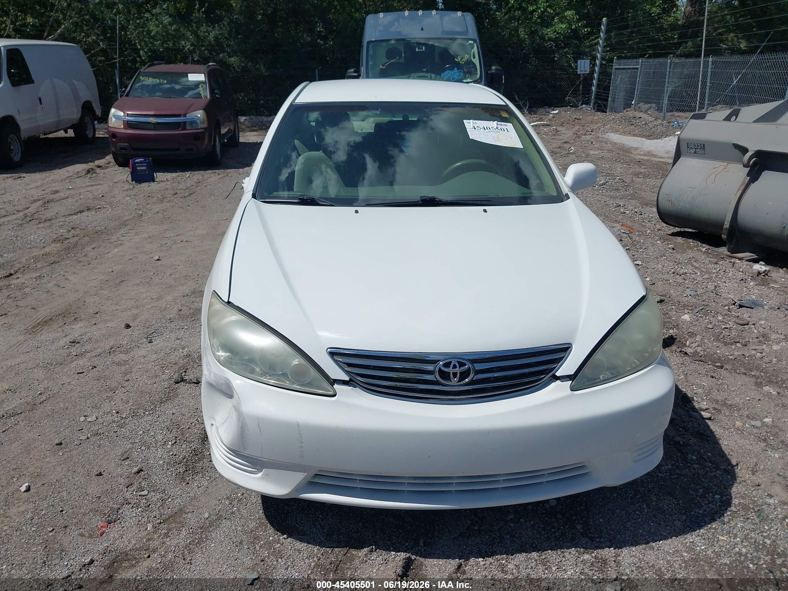 2005 Toyota Camry Le White vin: 4T1BE32K15U619082