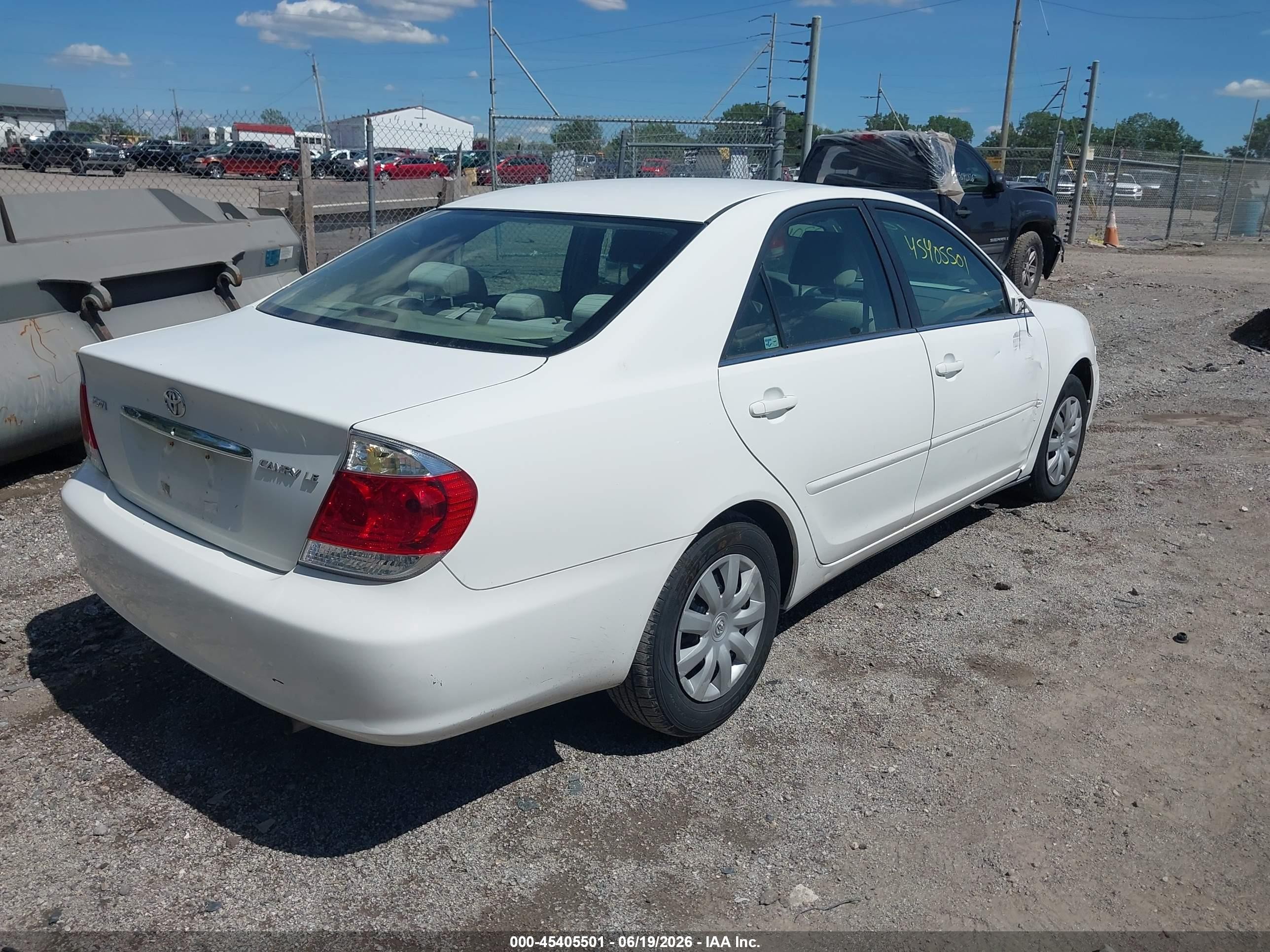 2005 Toyota Camry Le White vin: 4T1BE32K15U619082