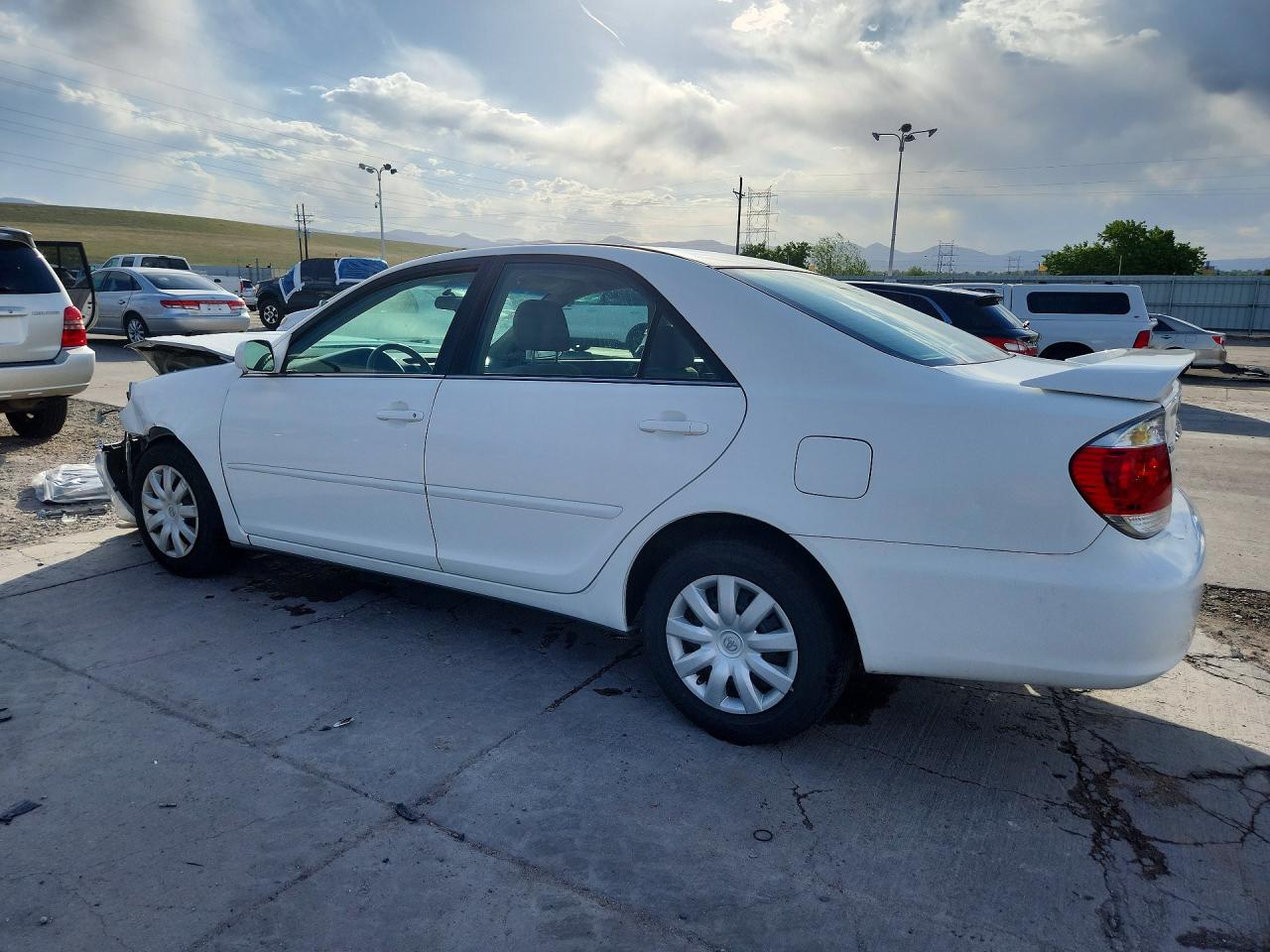 2005 Toyota Camry Le White vin: 4T1BE32K15U628607