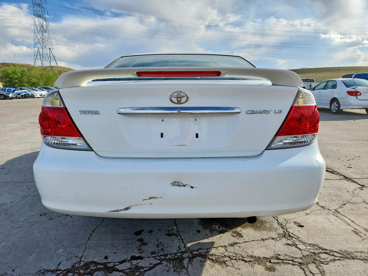 2005 Toyota Camry Le White vin: 4T1BE32K15U628607