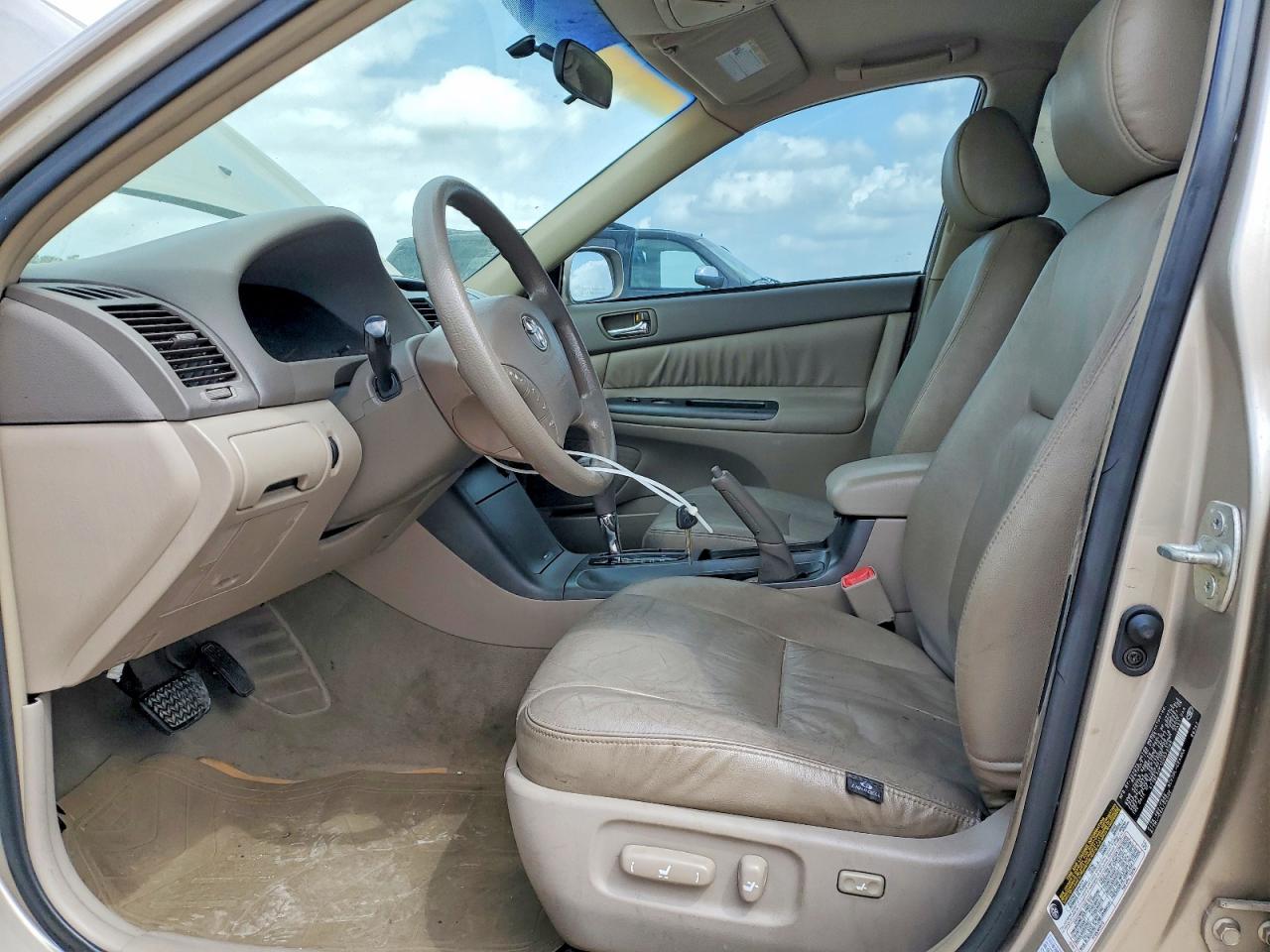 2005 Toyota Camry Le Gold vin: 4T1BE32K15U633368