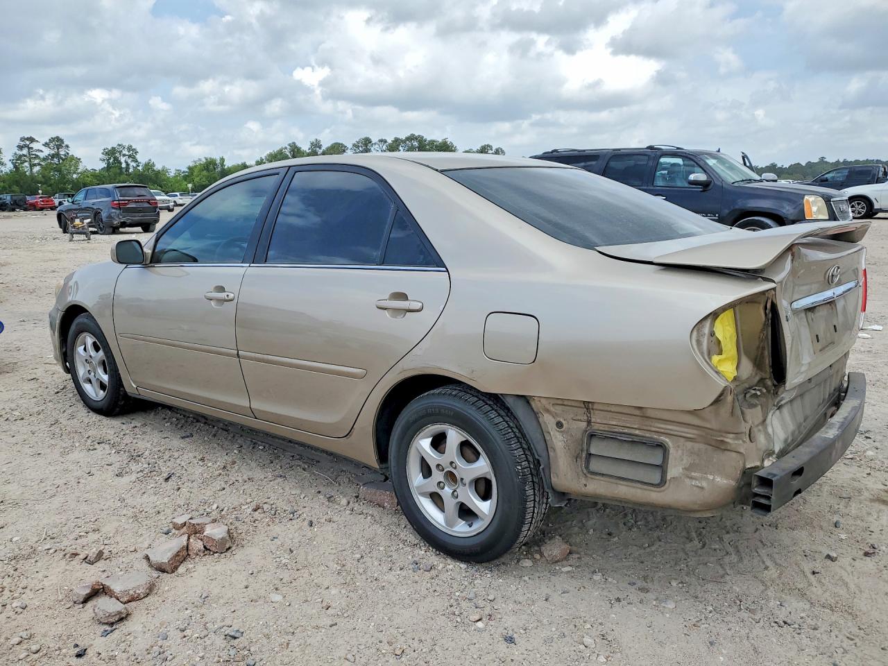 2005 Toyota Camry Le Gold vin: 4T1BE32K15U633368