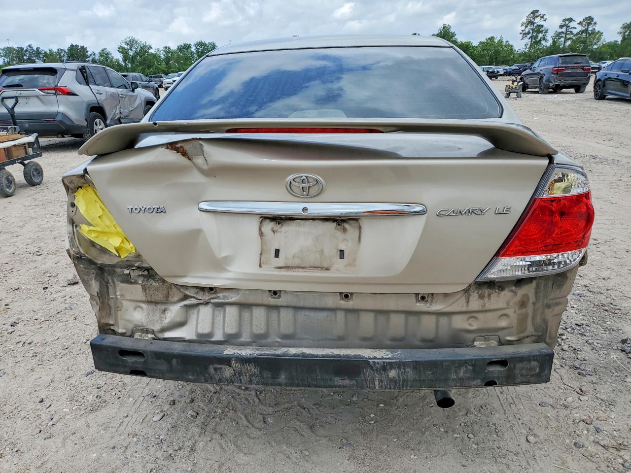2005 Toyota Camry Le Gold vin: 4T1BE32K15U633368