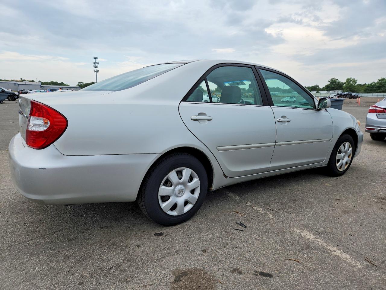 2002 Toyota Camry Le Серебряный vin: 4T1BE32K22U092570