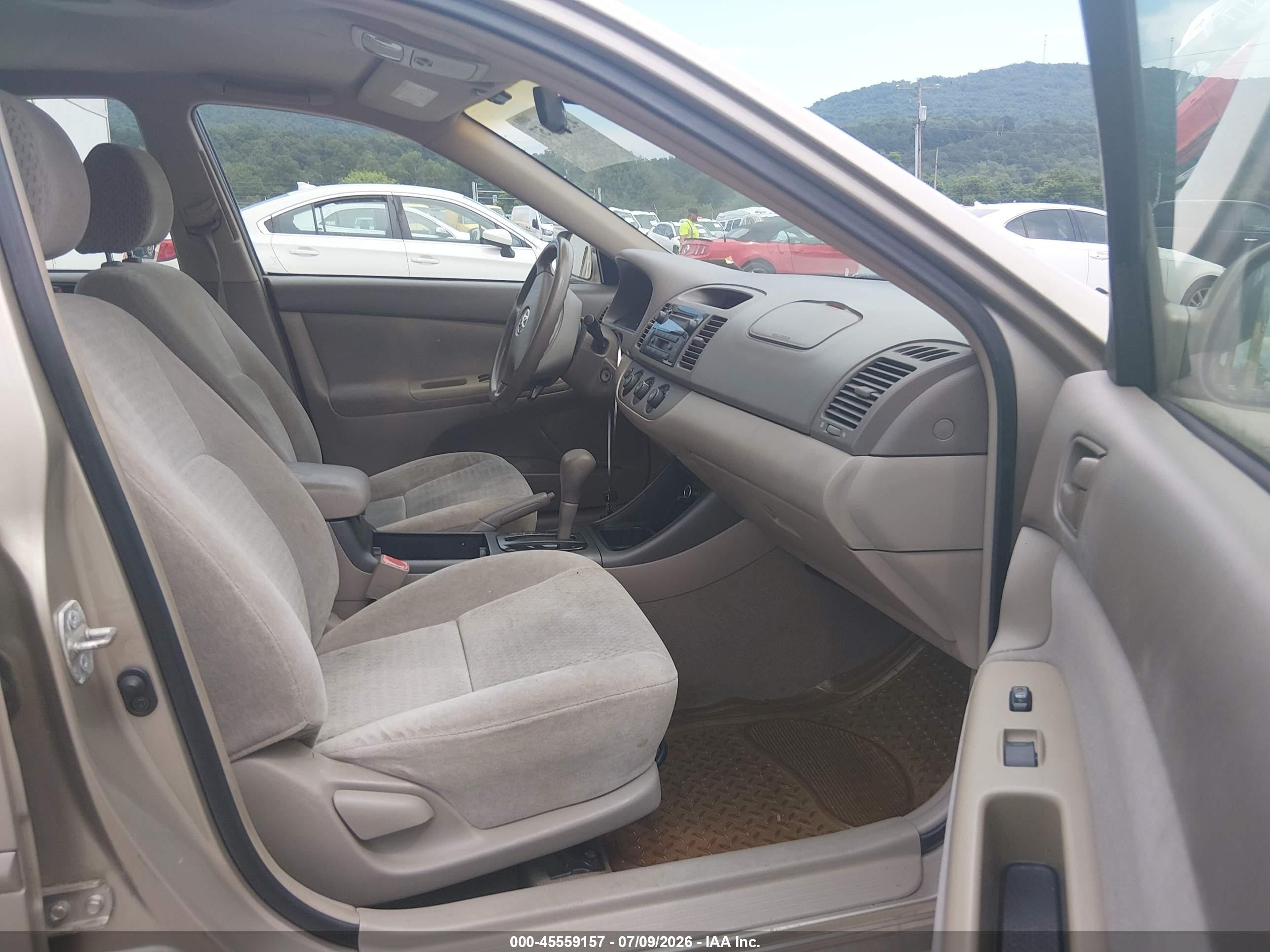 2003 Toyota Camry Le Gold vin: 4T1BE32K23U242582