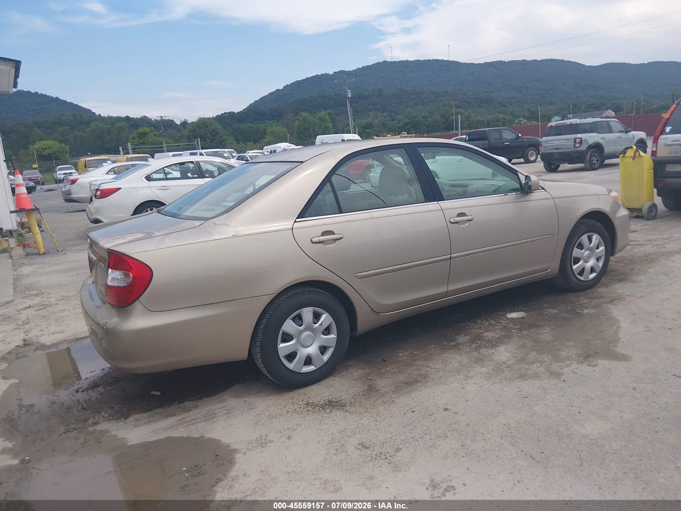 2003 Toyota Camry Le Gold vin: 4T1BE32K23U242582