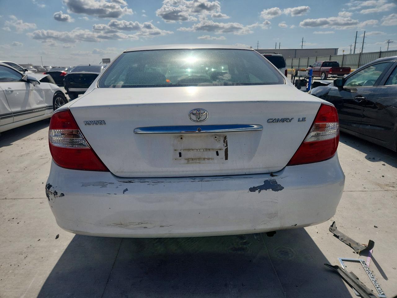2004 Toyota Camry Le White vin: 4T1BE32K24U348659