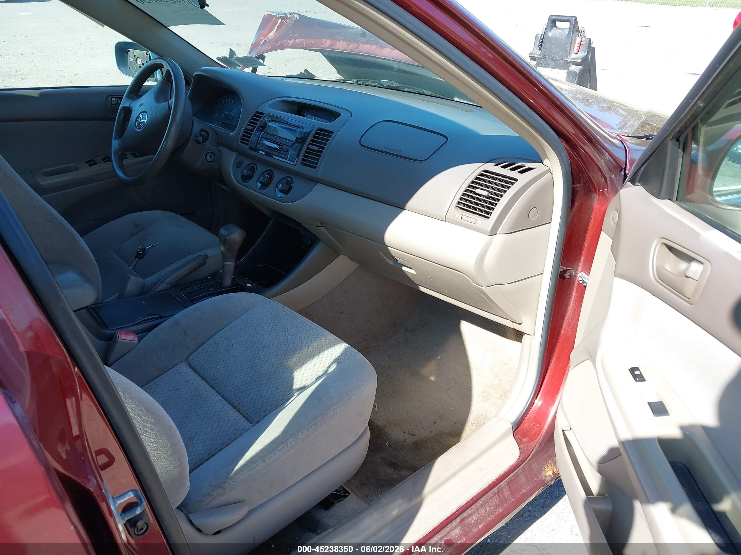 2004 Toyota Camry Le Red vin: 4T1BE32K24U361640