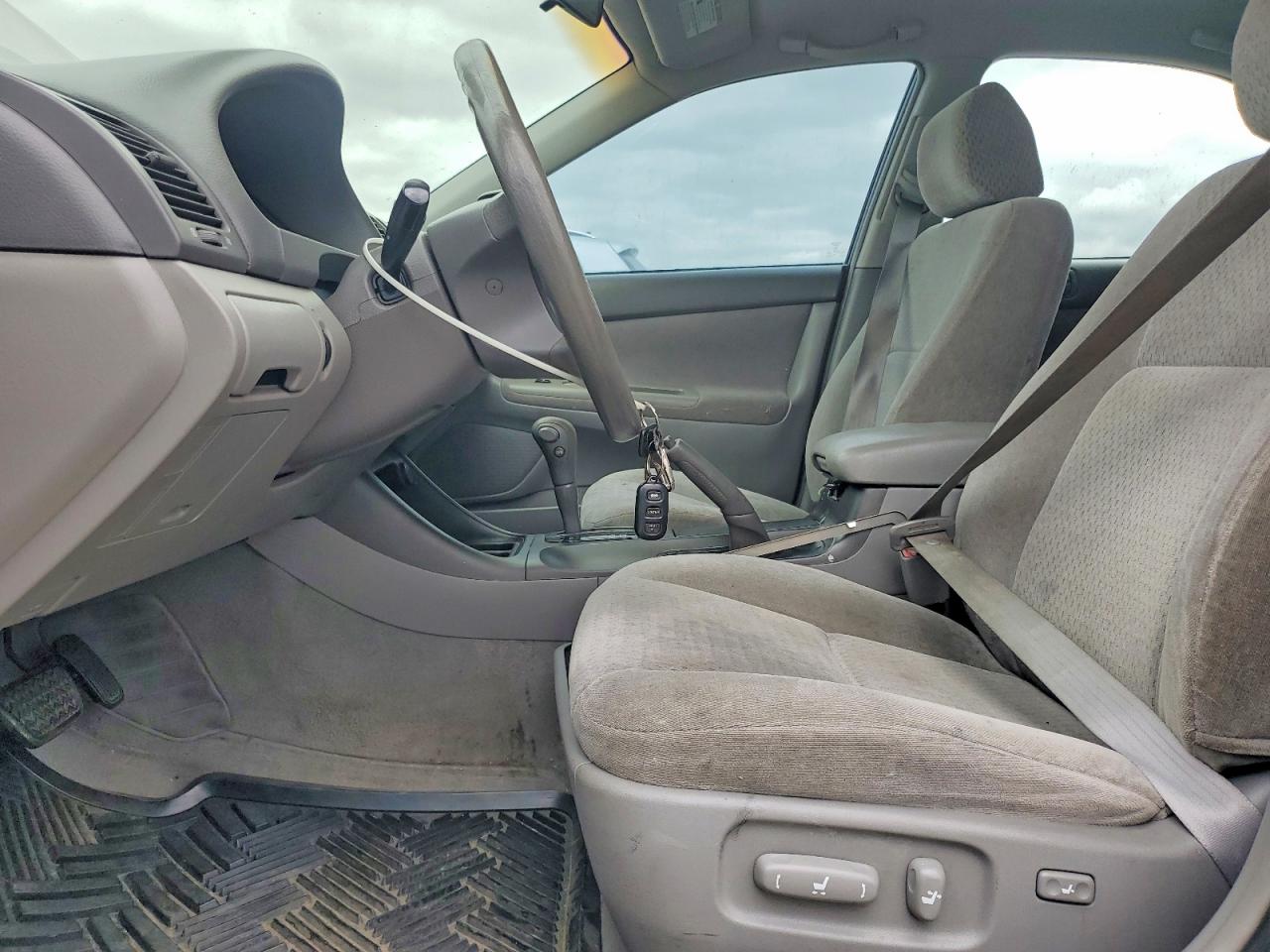2004 Toyota Camry Le Silver vin: 4T1BE32K24U802442