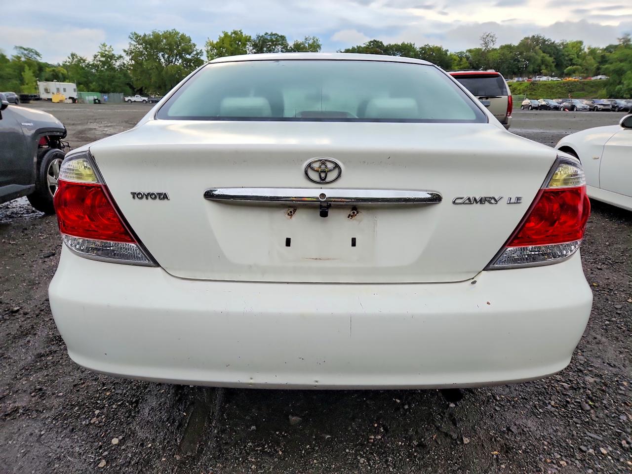 2005 Toyota Camry Le White vin: 4T1BE32K25U011488
